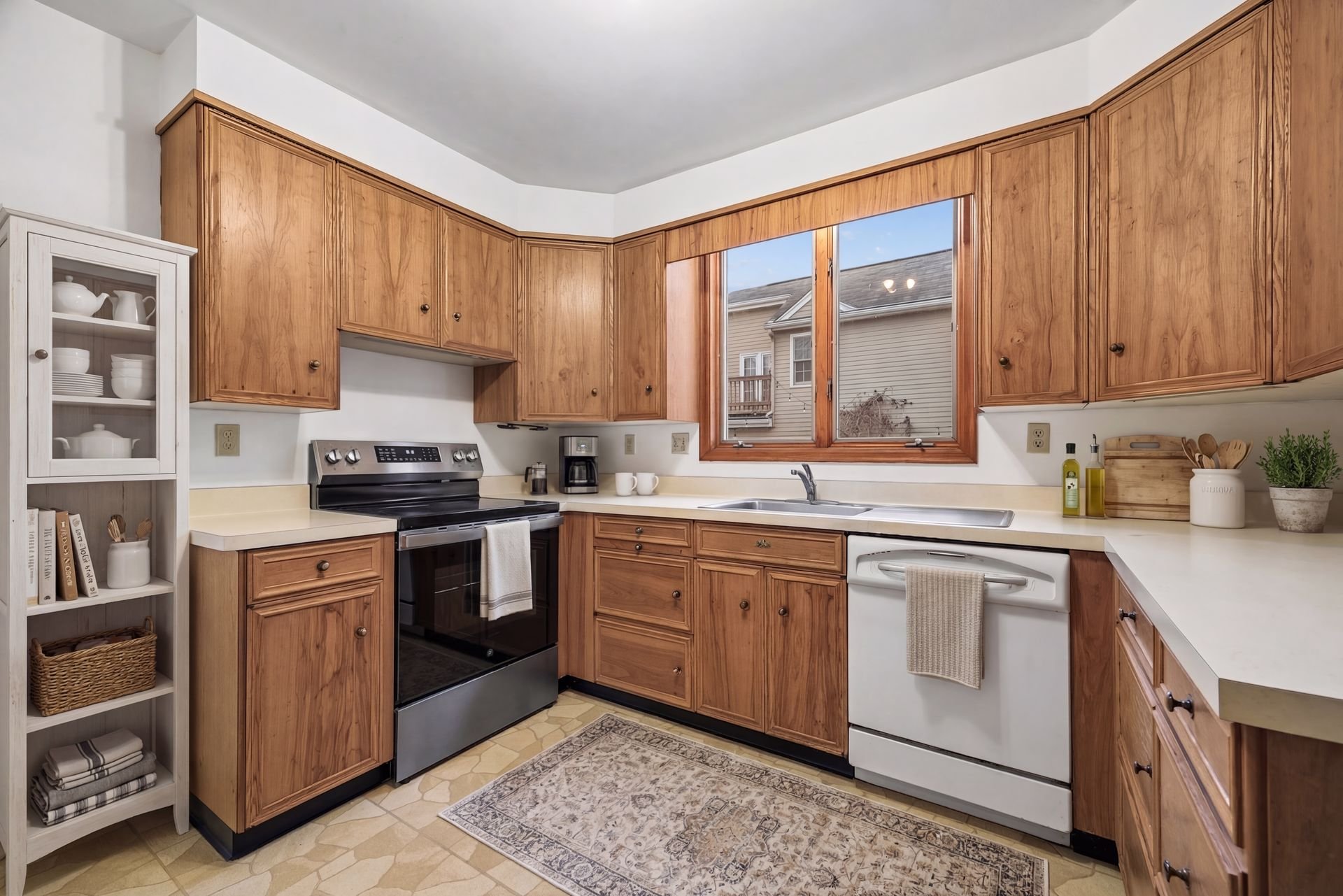 6 Kitchen (virtually staged).jpg