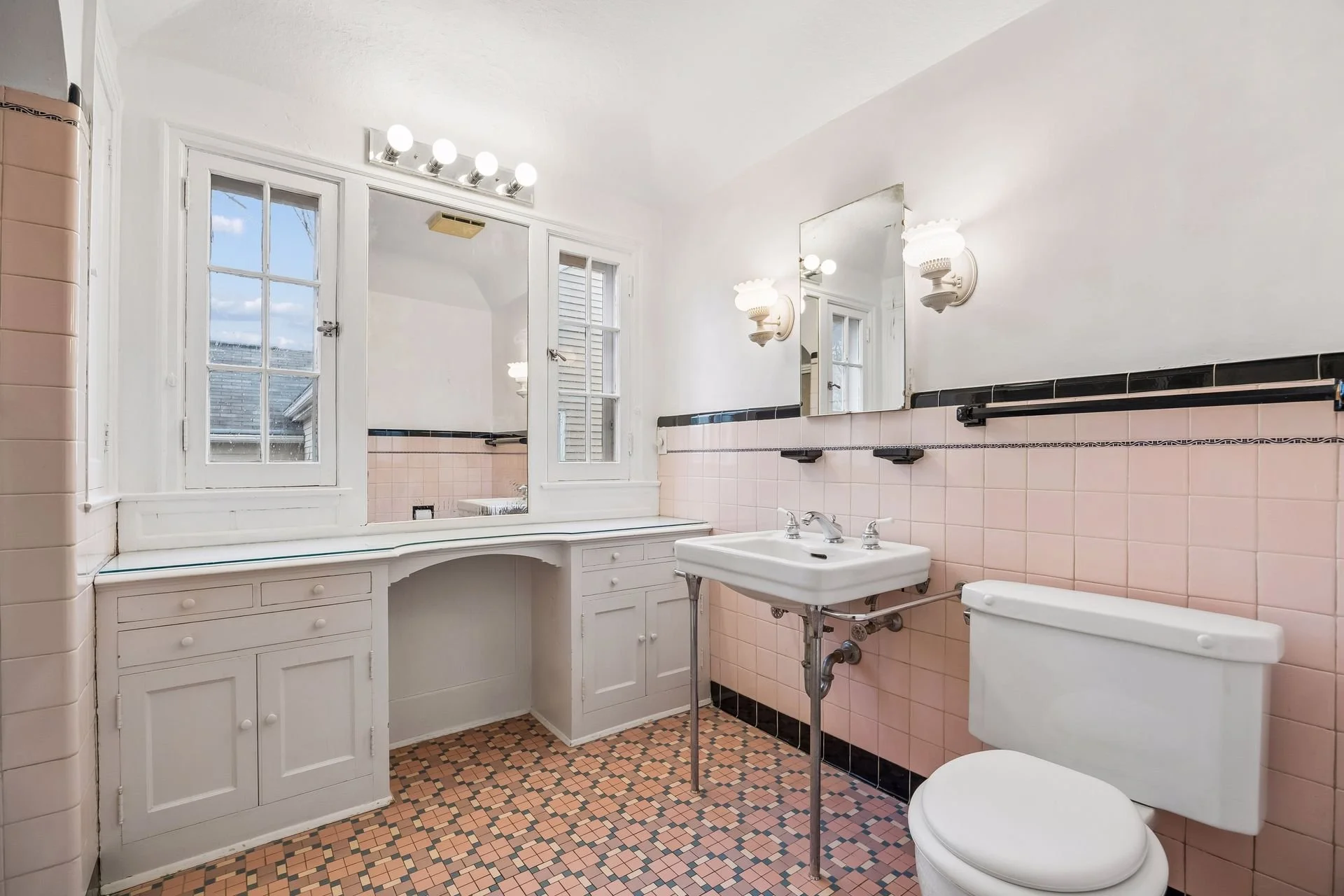 46 Upper Level Full Bathroom.jpg