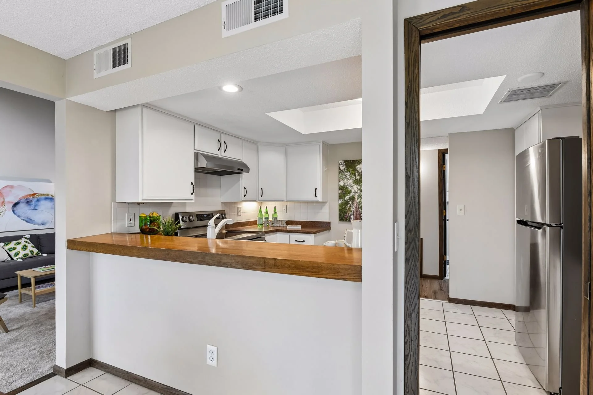 8 Kitchen.jpg