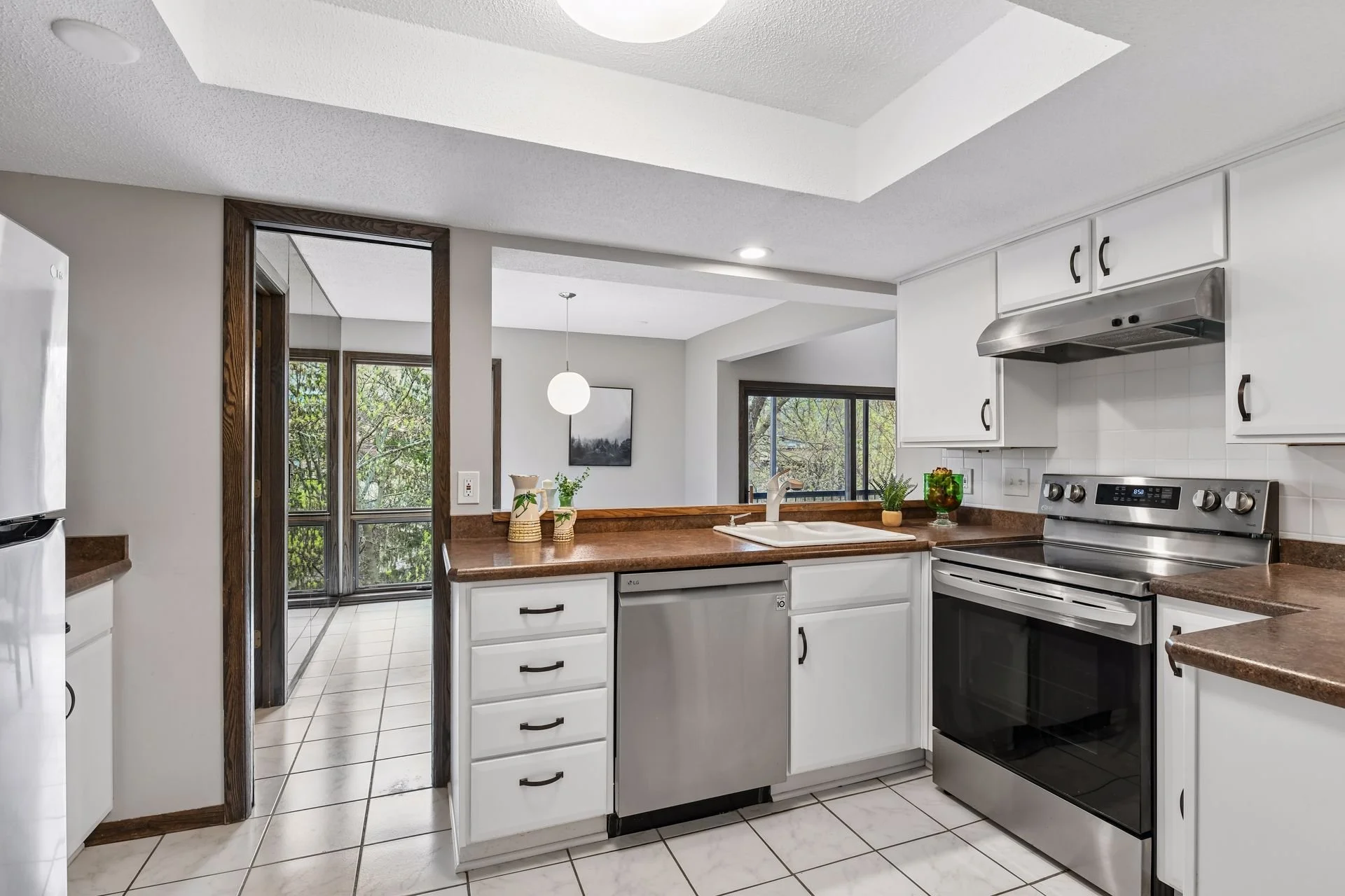 9 Kitchen.jpg