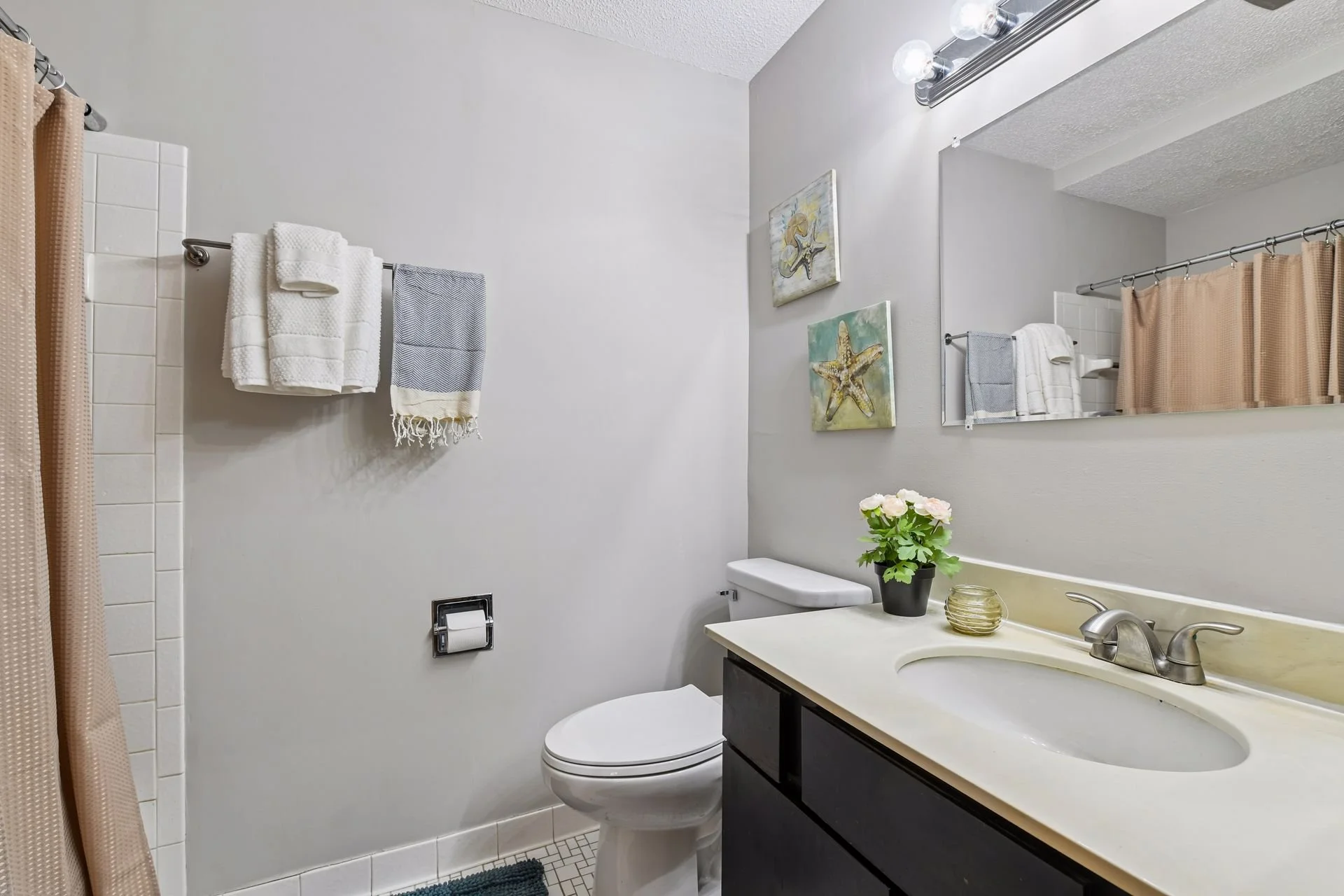 16 Main Bathroom.jpg