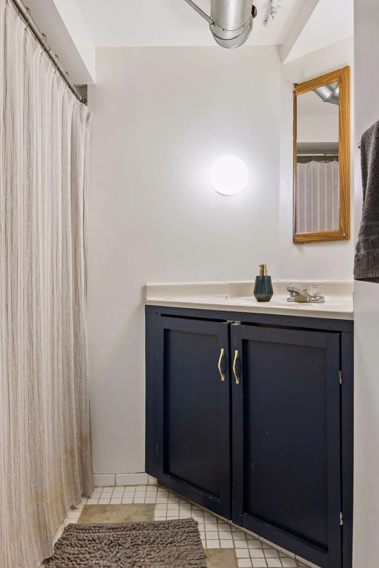 26 LL Full Bathroom.jpg