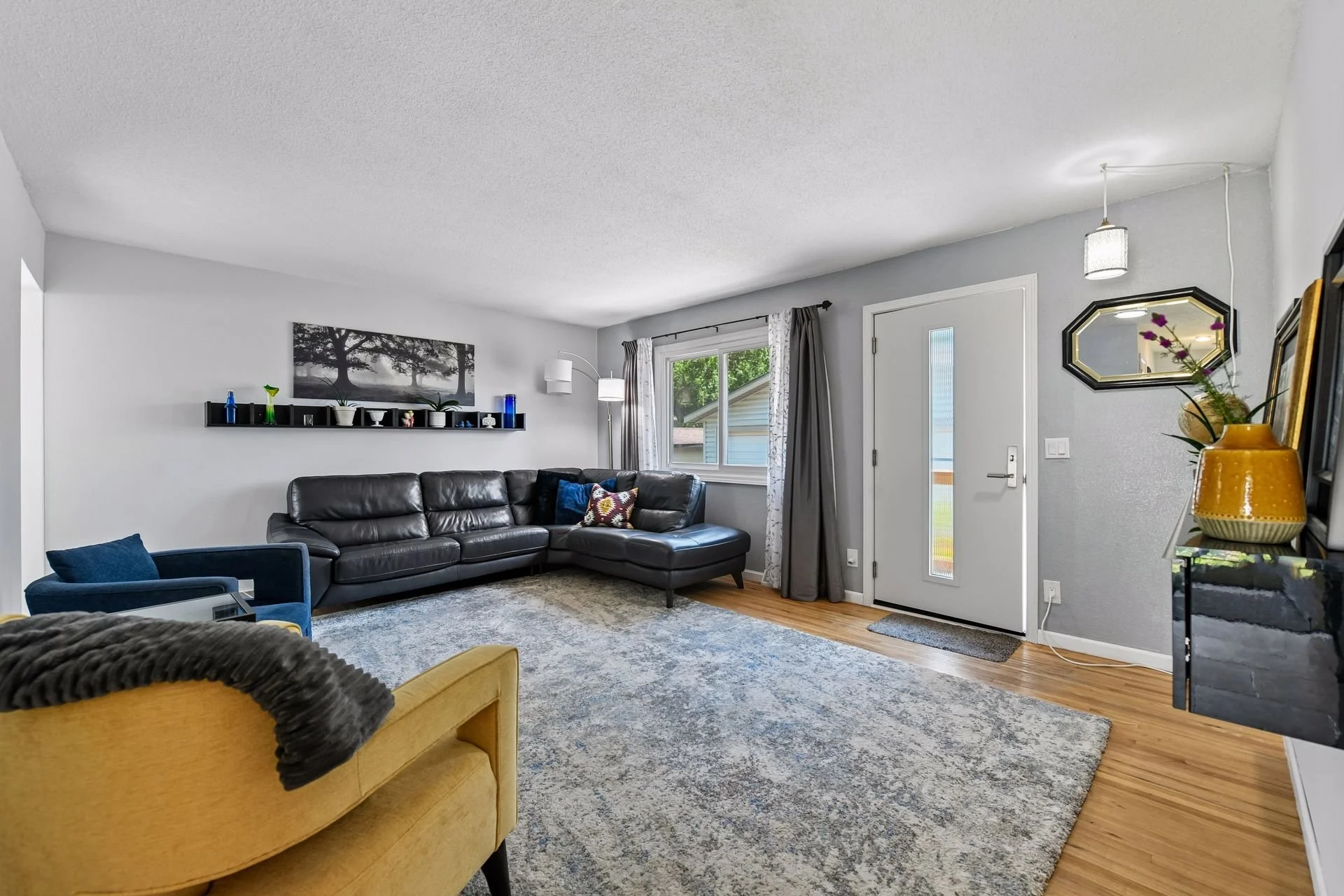 2 Living Room.jpg