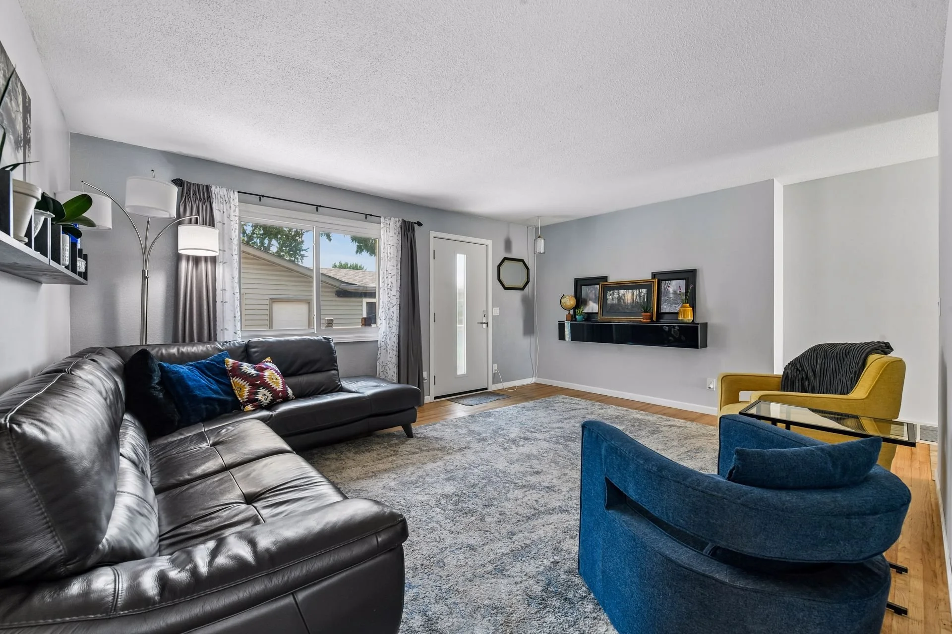 4 Living Room.jpg
