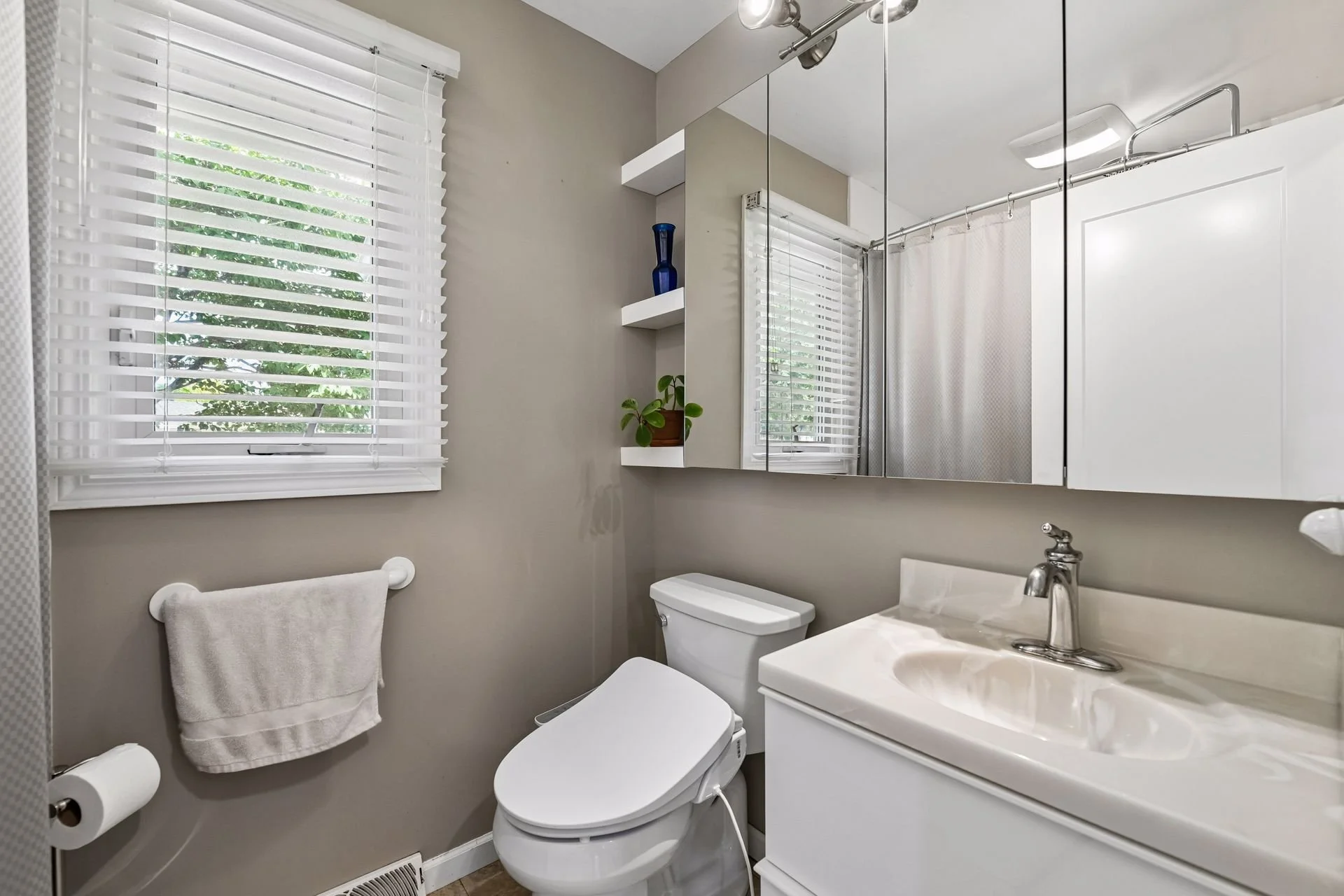 16 Full Bathroom.jpg