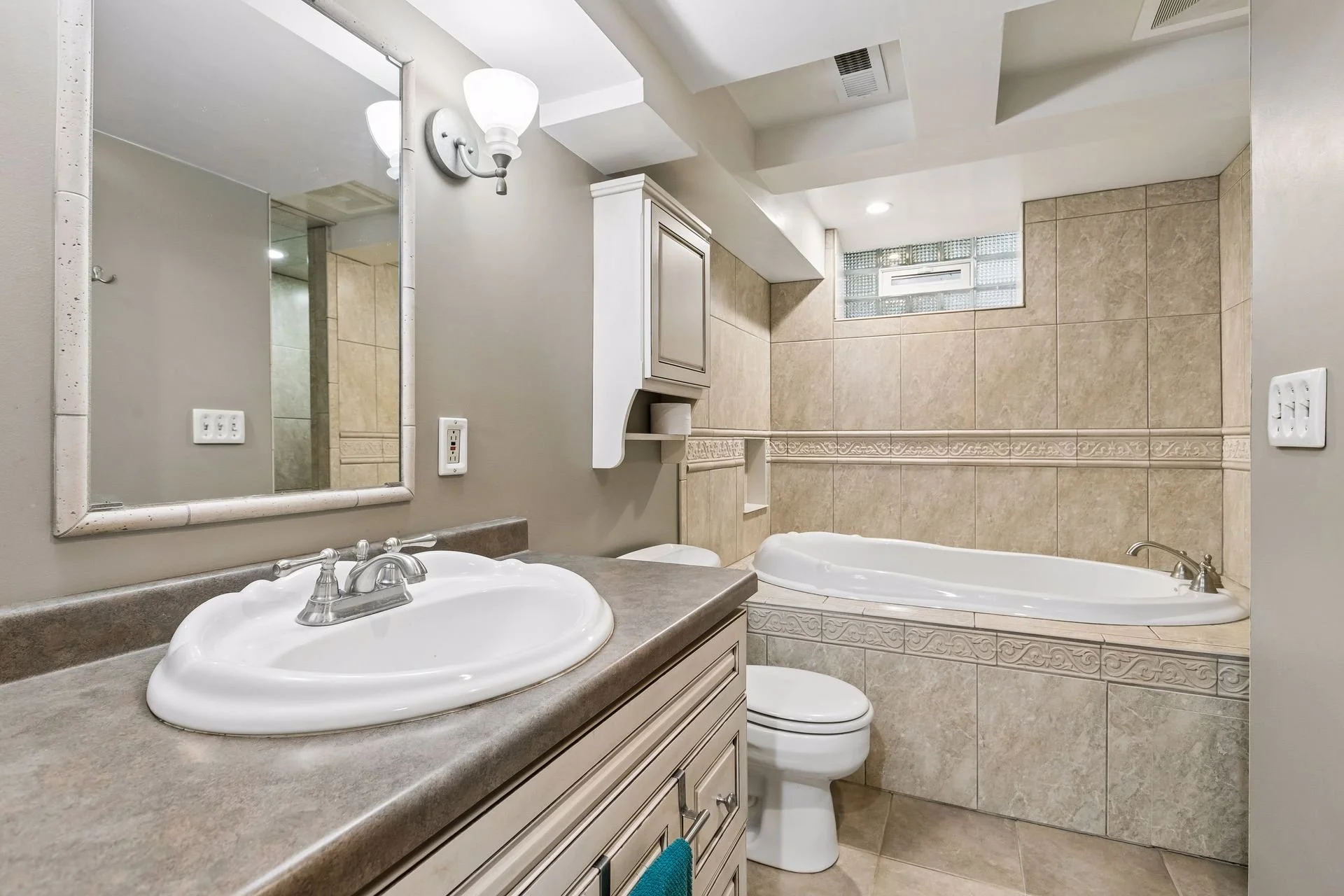 21 LL Full Bathroom.jpg