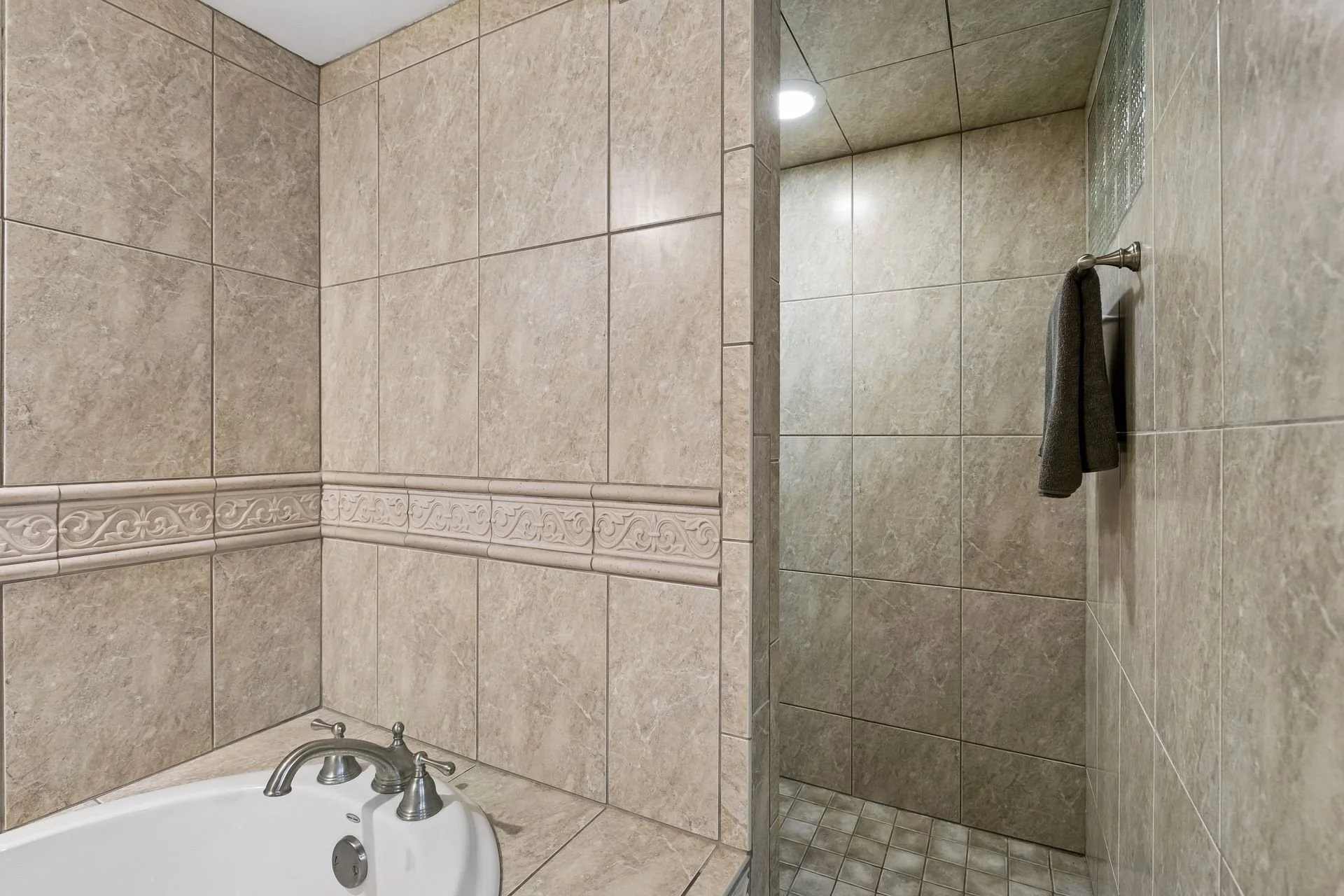 21.5 LL Full Bathroom.jpg