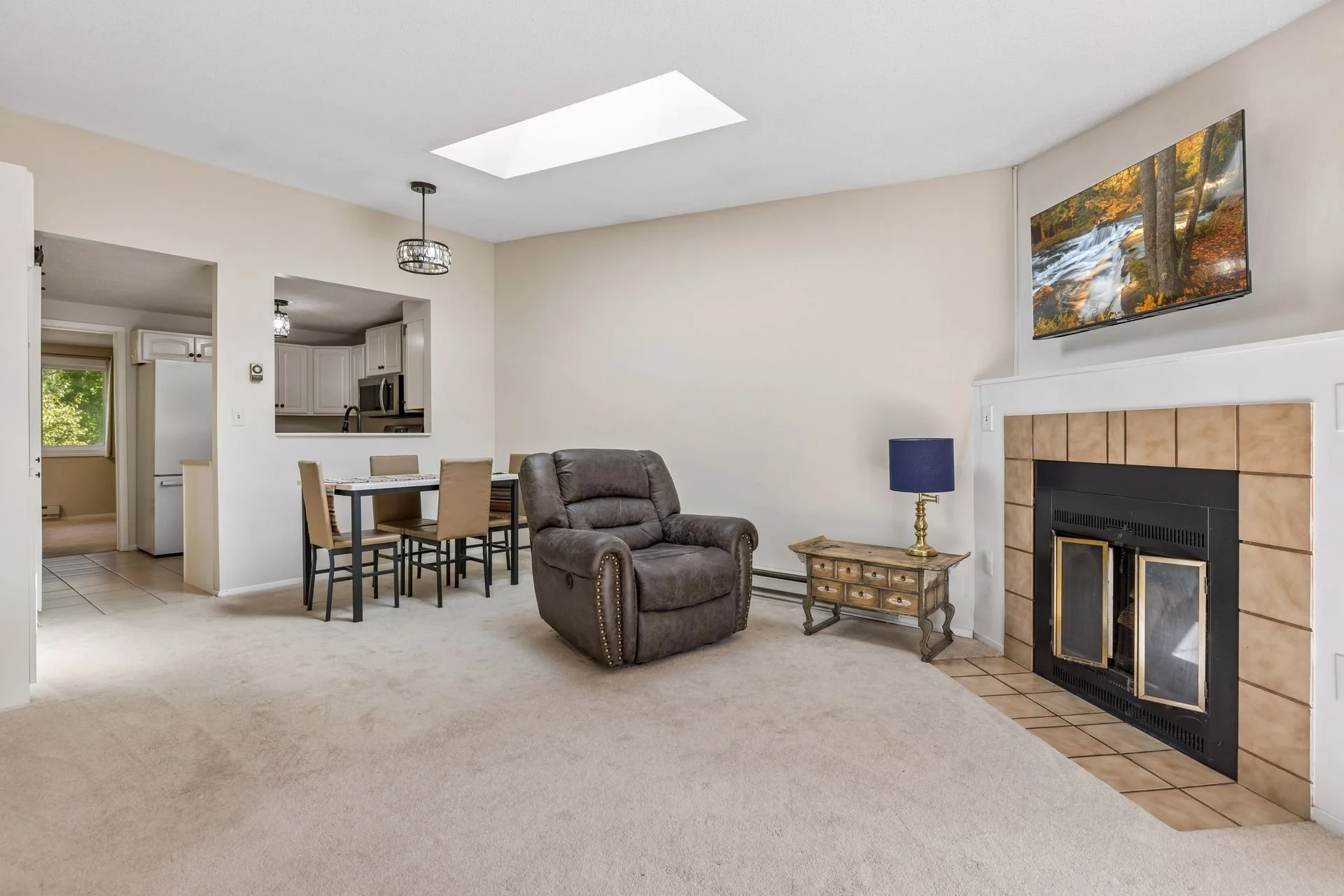 2 Living Room.jpg