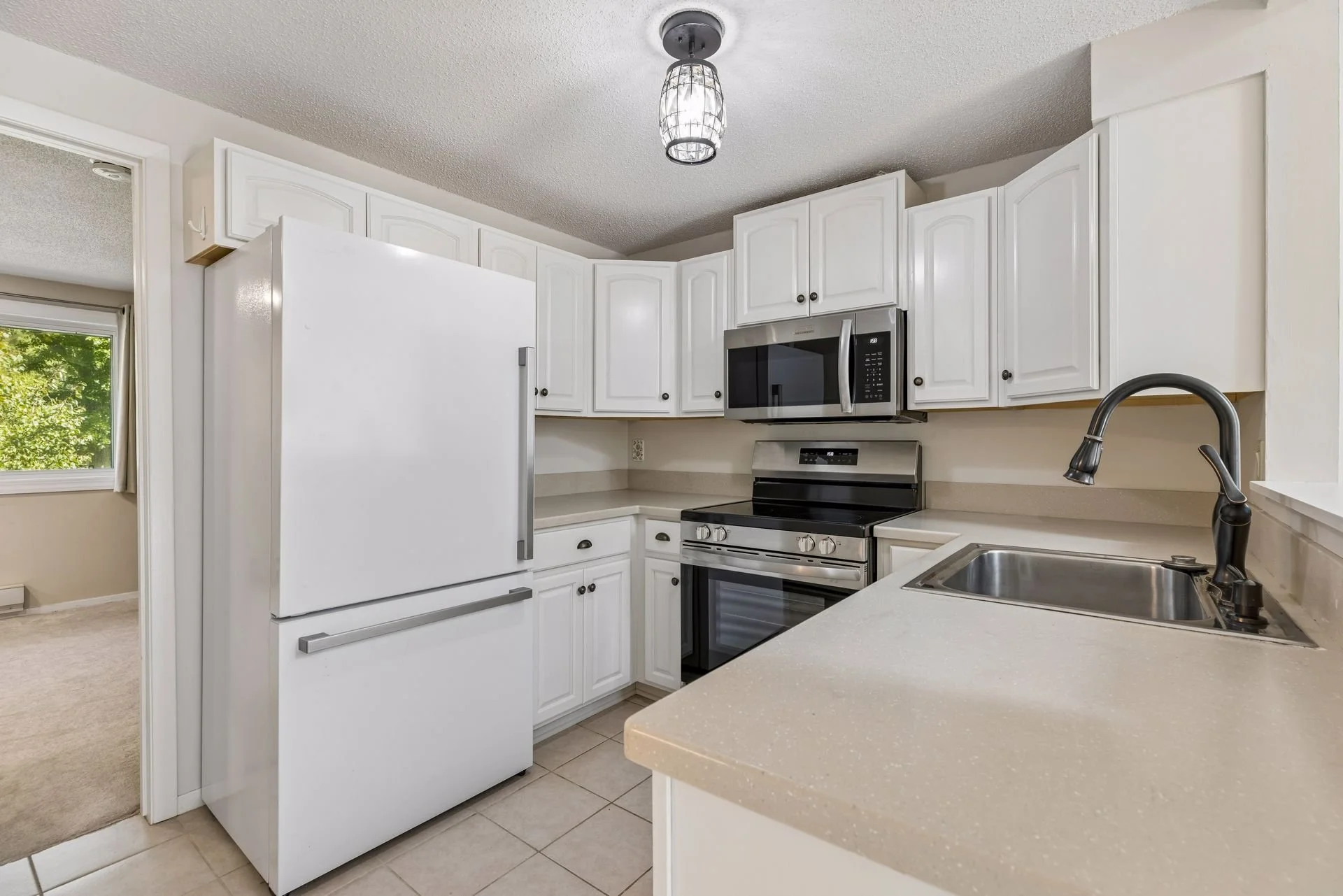 6 Kitchen.jpg