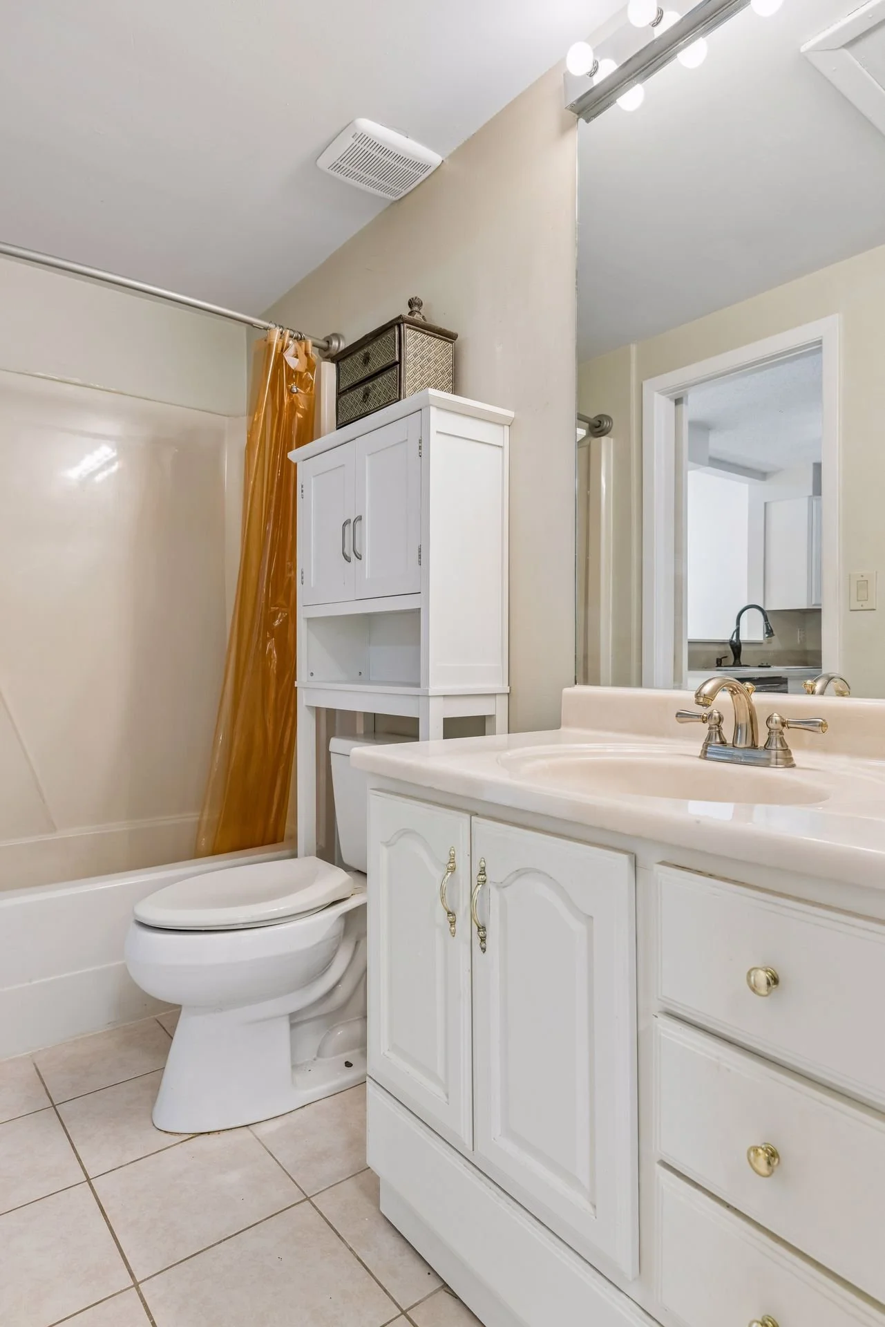 9 Upper Level Bathroom.jpg