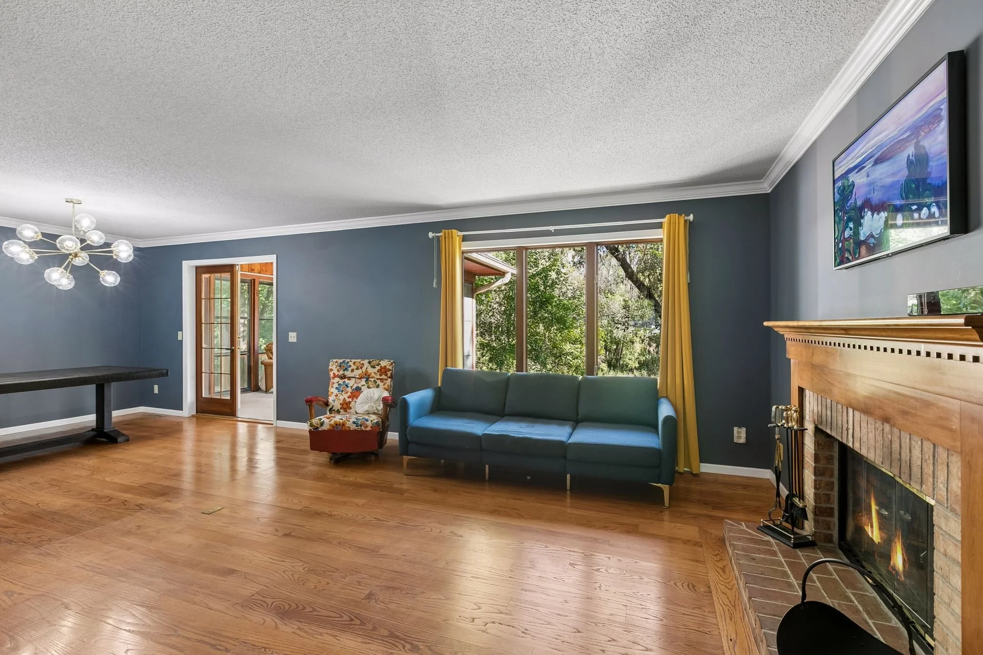 5 Living Room.jpg