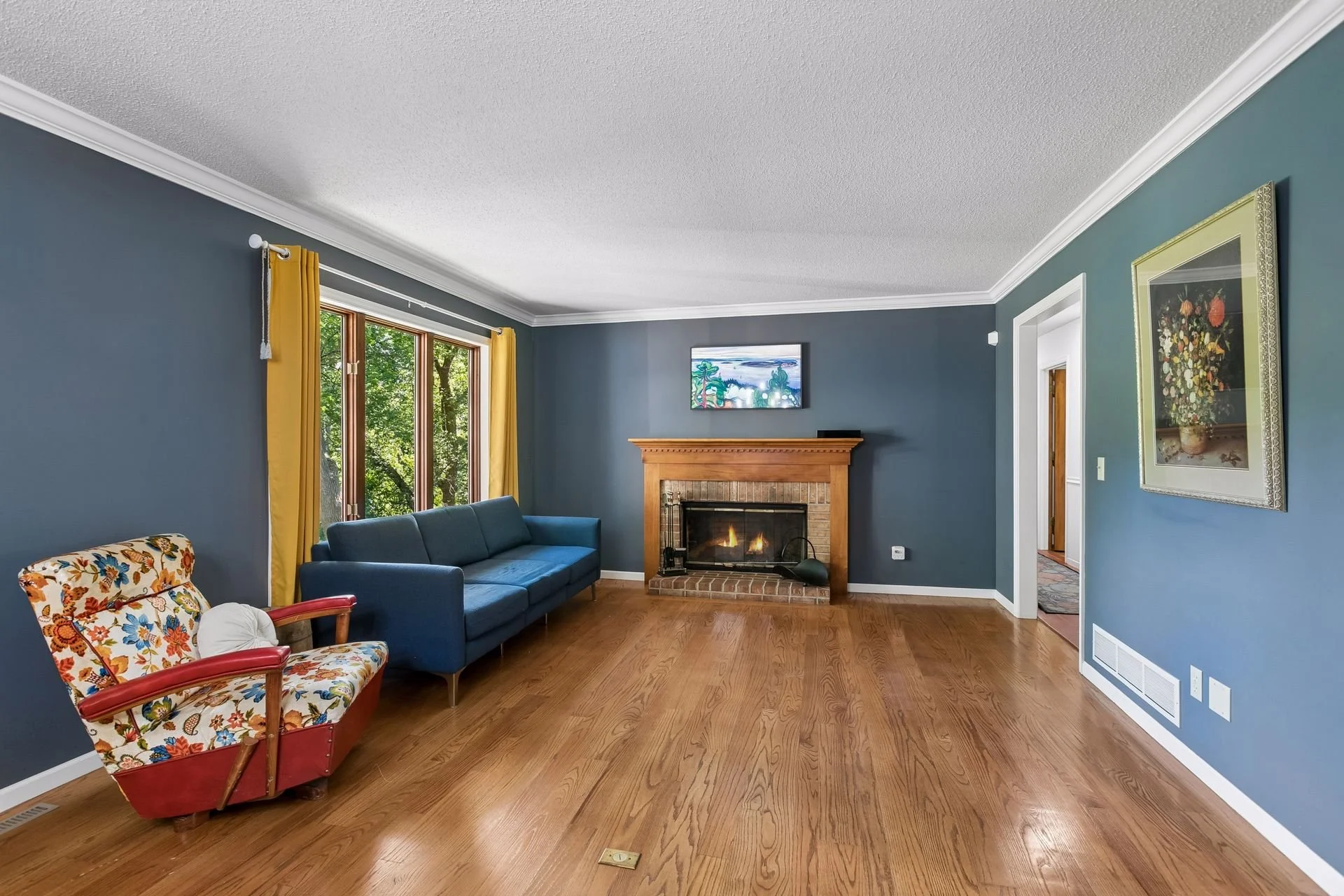 6 Living Room.jpg