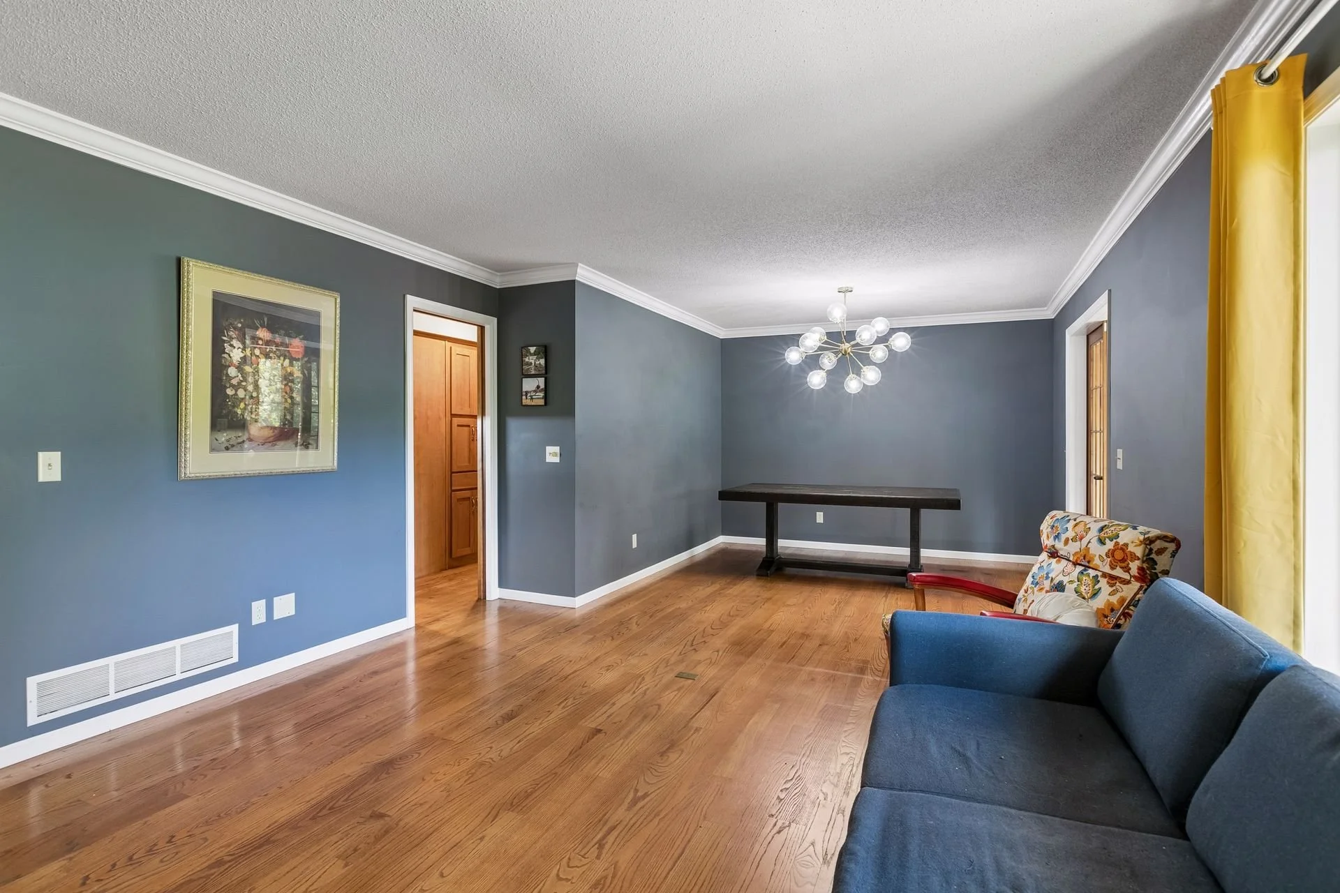 7 Living Room.jpg