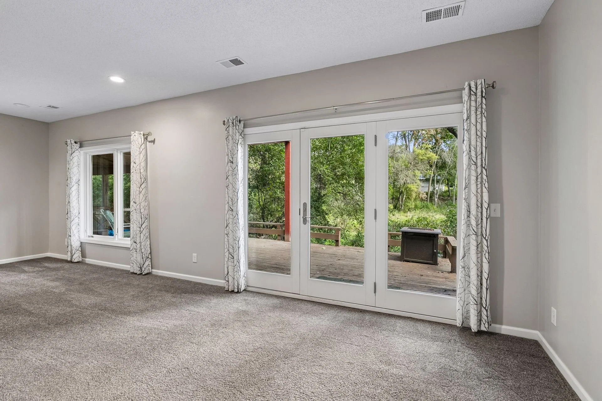 24 Family Room.jpg