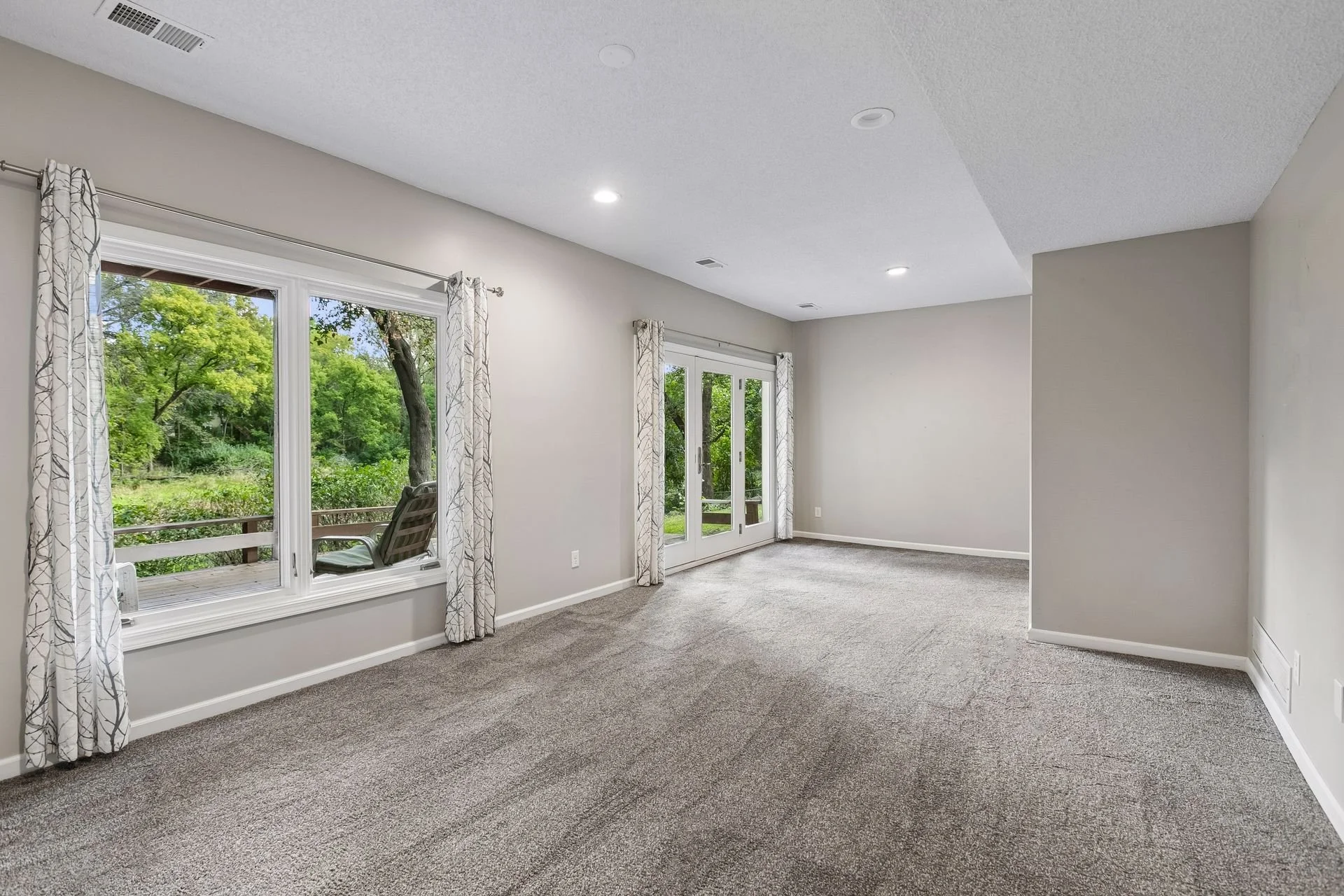 25 Family Room.jpg