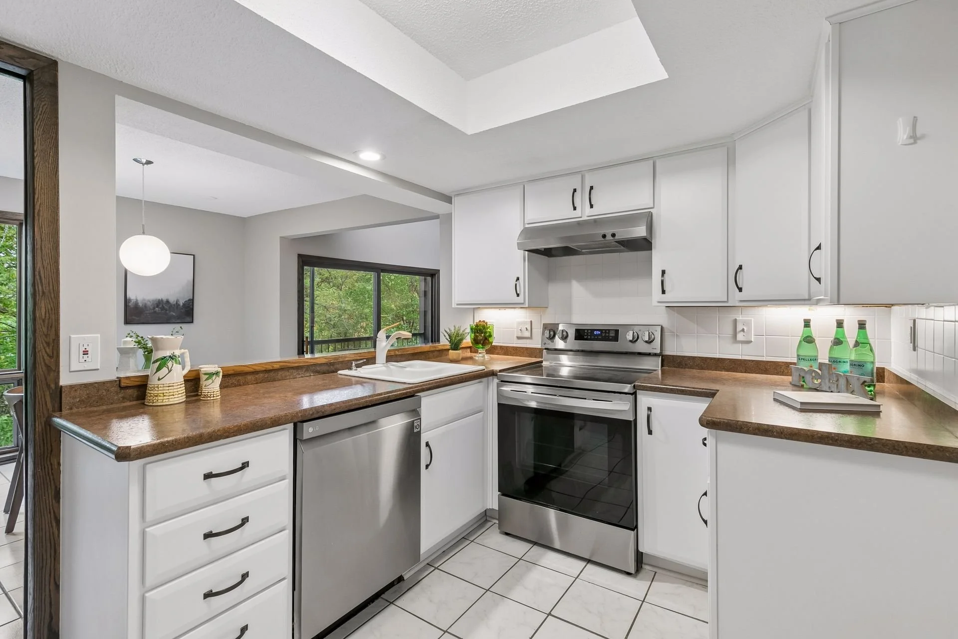 10 Kitchen.jpg