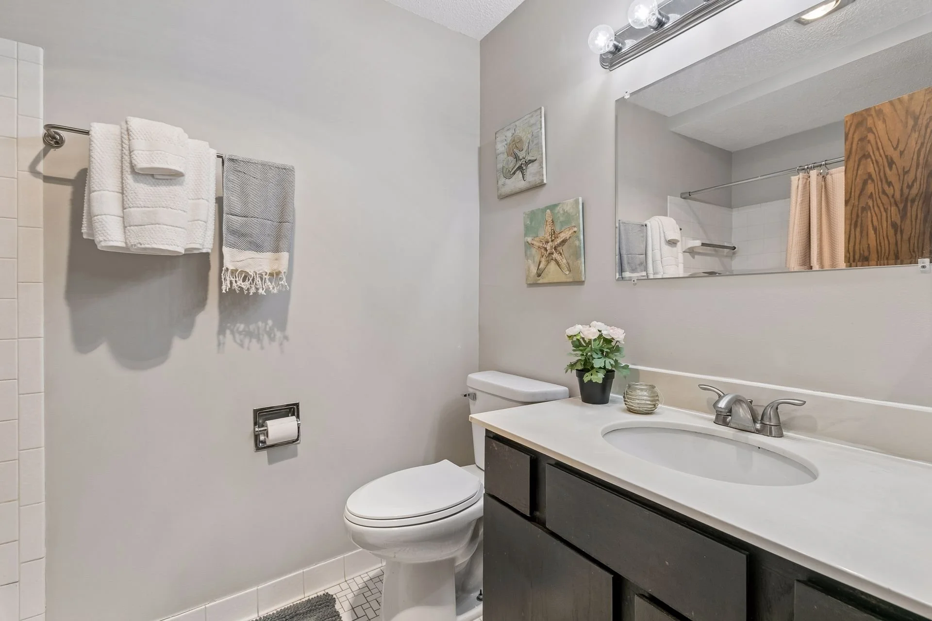 17 Main Bathroom.jpg