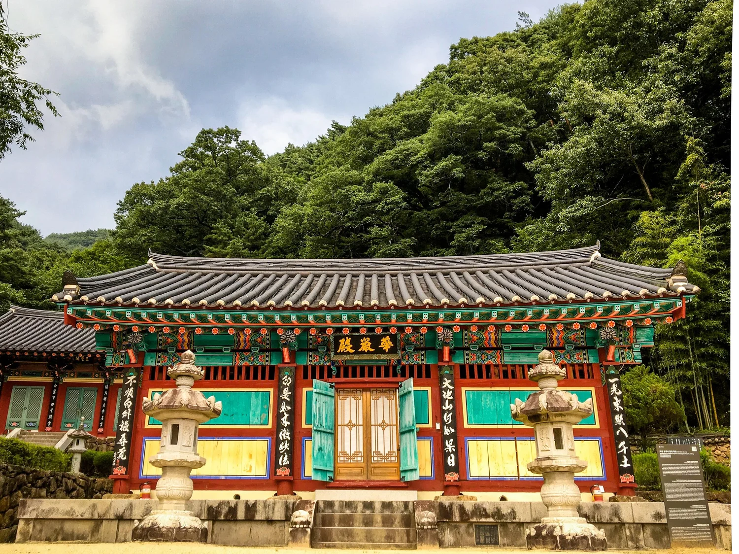 Dancheong: The meaning behind South Korea's beautifully painted temples ...