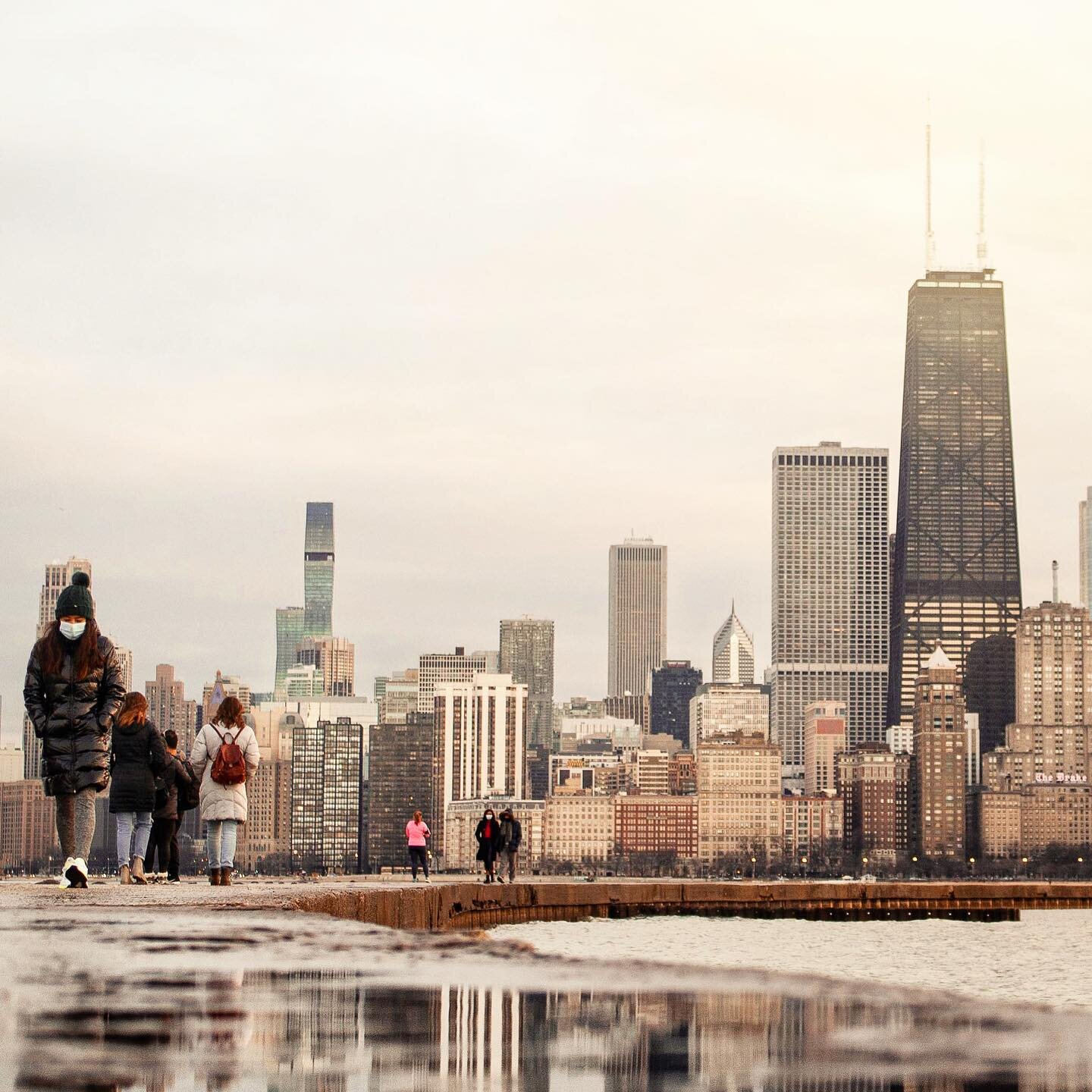 Still getting used to living in the Midwest, but it helps to have the city, sandy beaches, and wave-filled lake all at my fingertips. The December sunshine definitely doesn&rsquo;t hurt, either!
.
#chicago #toonestravels #northavenuebeach