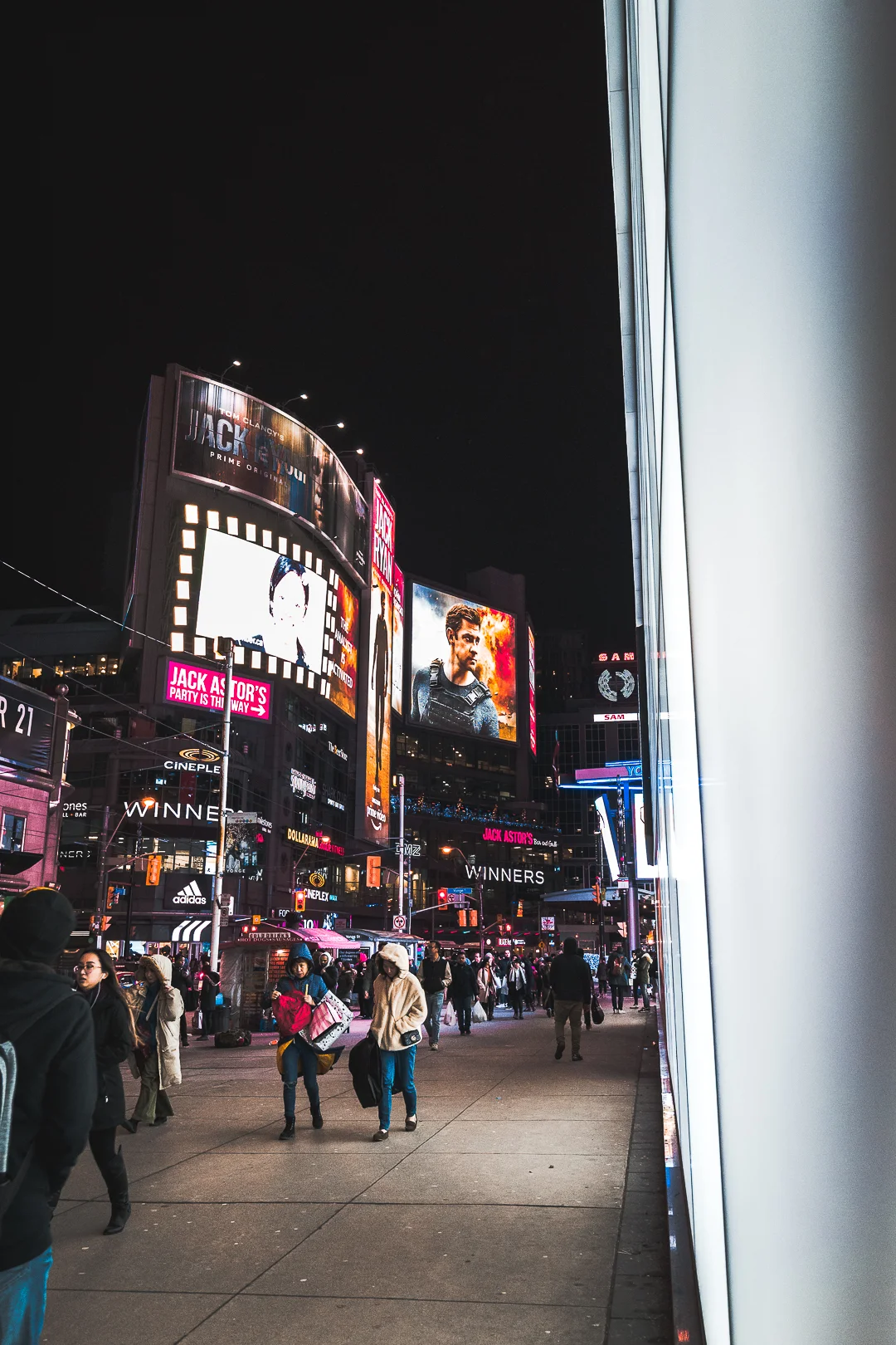 Yonge Dundas Night H&M Side No Crop-1446.jpg