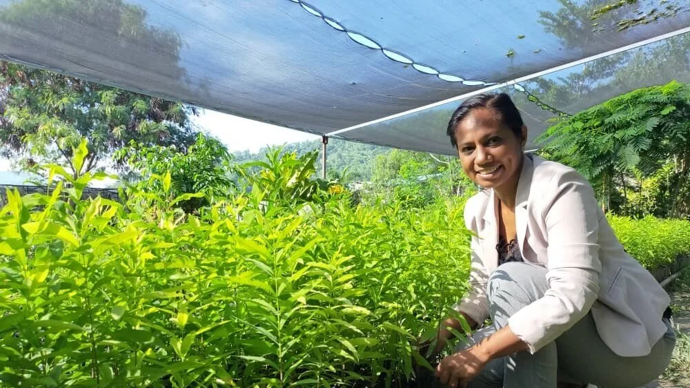 Isabel+with+sandalwood+seedlings.jpg