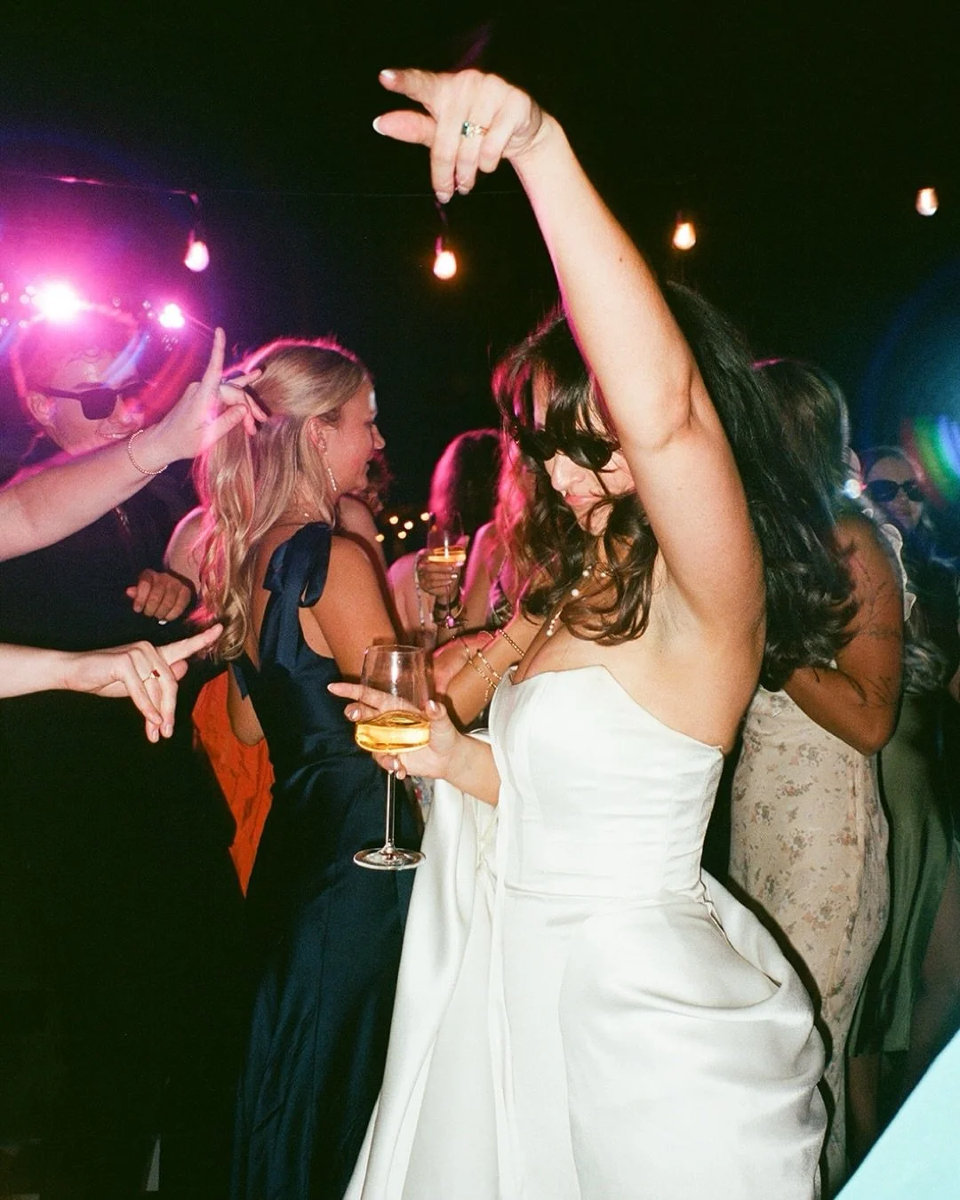 End-of-night wedding dance floor recipe, courtesy of Madison &amp; David: 👠shoes off 🕶️ sunnies on 🎧 playlist of certified bangers.

These frames just exude joy and being in the dance floor mix with you is my favorite part. 📸⚡️🪩 

Pro tips for v