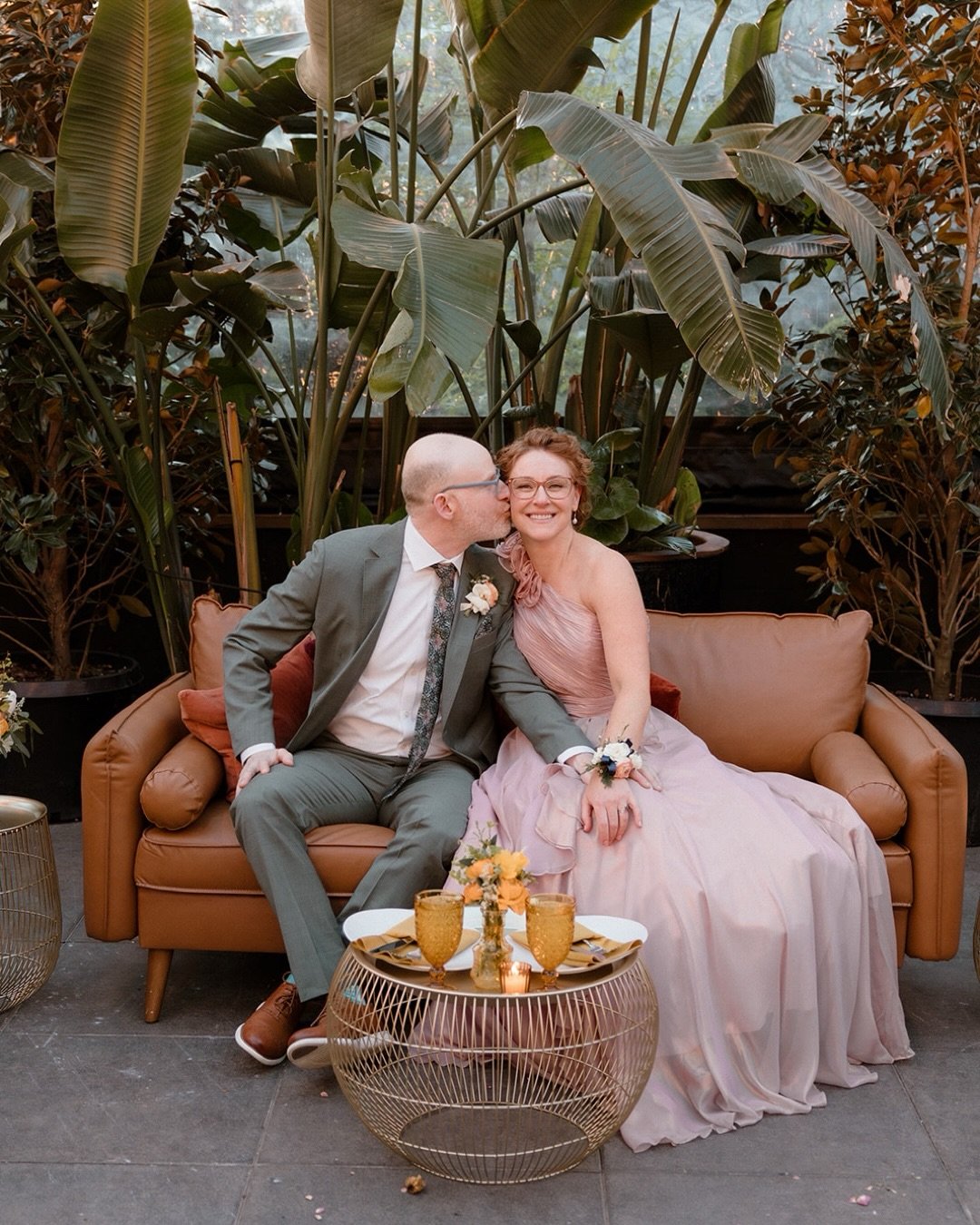 My photography hill I&rsquo;ll die on: a wedding day should be a reflection of YOU! 🫶🏼 And Claire and Jonathan nailed it. Their day was all about what mattered most to them: being together, being present, making sure their guests were comfortable a