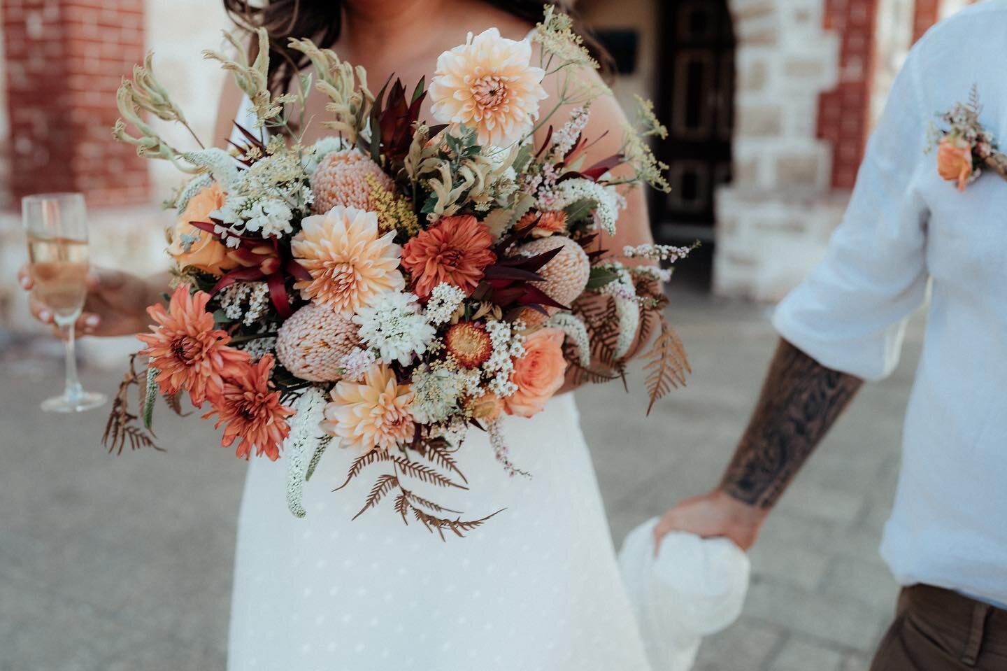 Emma &amp; Colin 🍂

Just taking a moment with this textural beauty created back in February, when the locally grown dahlias were in full force 🏵️

Photo by @wildfeatherscreative 
&bull;
#weddingflowers #weddingflorist #weddingphotography #weddingbo