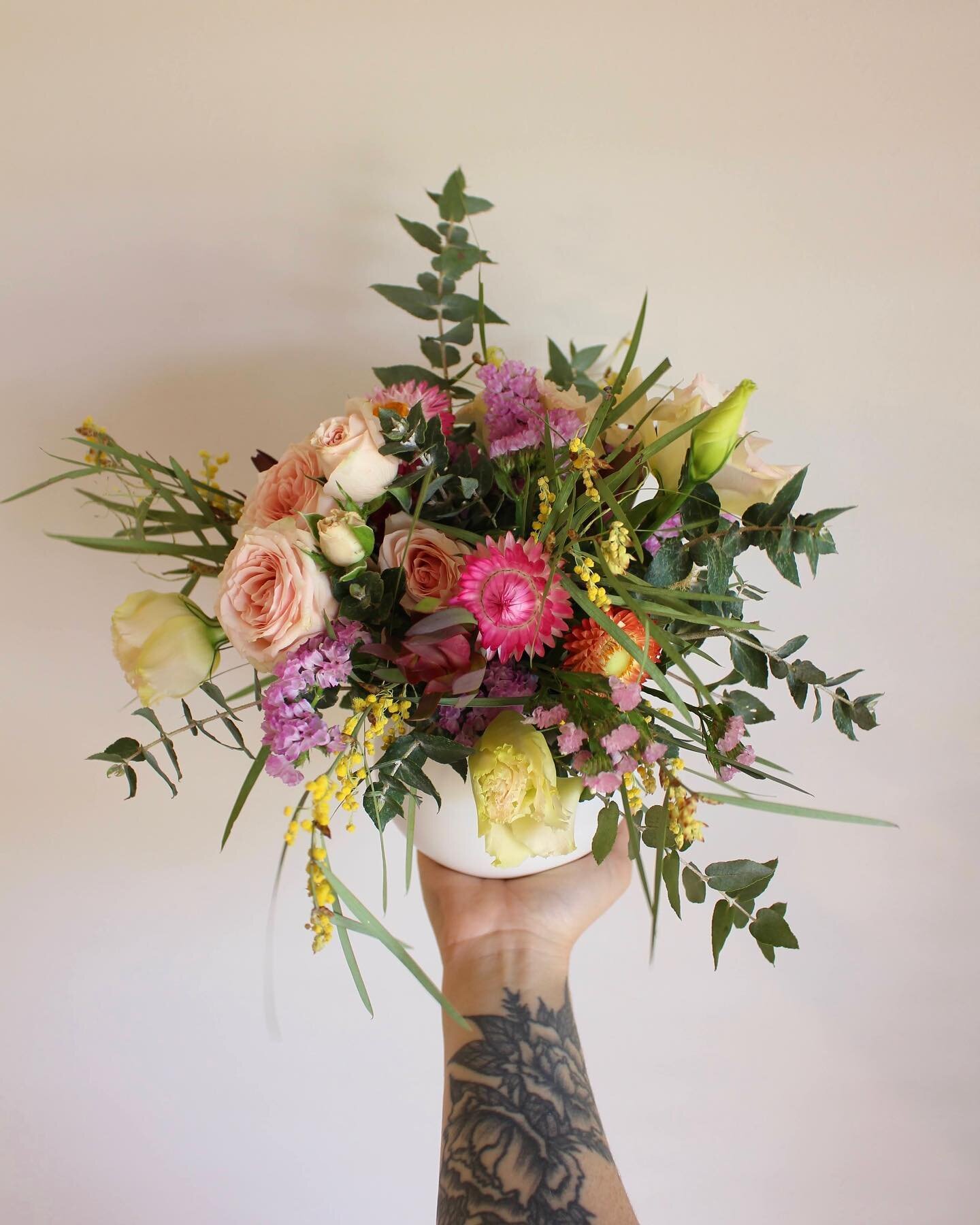 Do you have plans this weekend? 🌼

Learn how to create your very own fresh floral centrepiece this Sunday 21st May at our upcoming workshop! 💐✂️

What&rsquo;s Included:
- Fresh, seasonal, Australian-grown flowers 
- White ceramic vase
- All florist