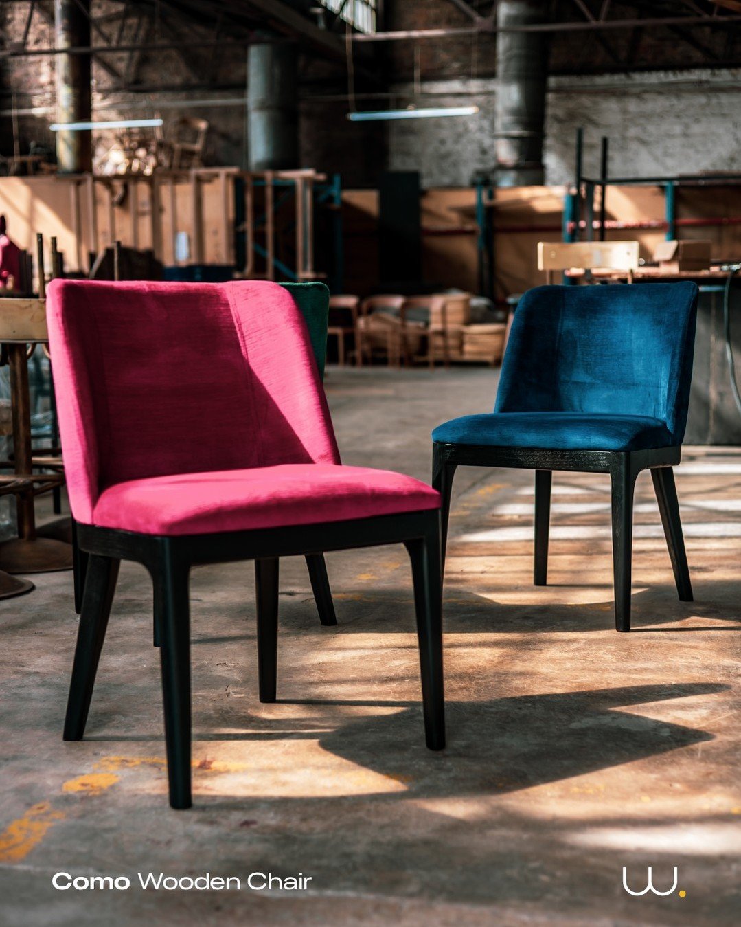 Bring depth and serenity to your interiors with our Como Chair in deep blue and red! This classic design, finished in a sophisticated blue and a jewel-toned red, offers both style and comfort. Ideal for creating a calming atmosphere in restaurants, l