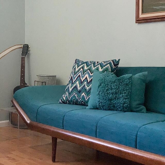 I&rsquo;ve been doing a monochromatic thing in our master with this blue color, focusing on finding it in a variety of textures with some pops of patterns. This #midcentury velvet sofa doubles as a daybed when too many of the kids wander in to sleep,