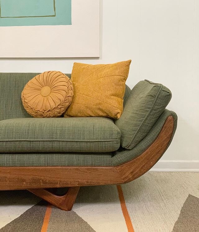 Fun color combos surround our family room couch, beautifully restored by @formermodern. The pillows are fun; the round one was from an estate sale down the street and I made the square one from a boring fabric remnant. I liked the texture but it was 