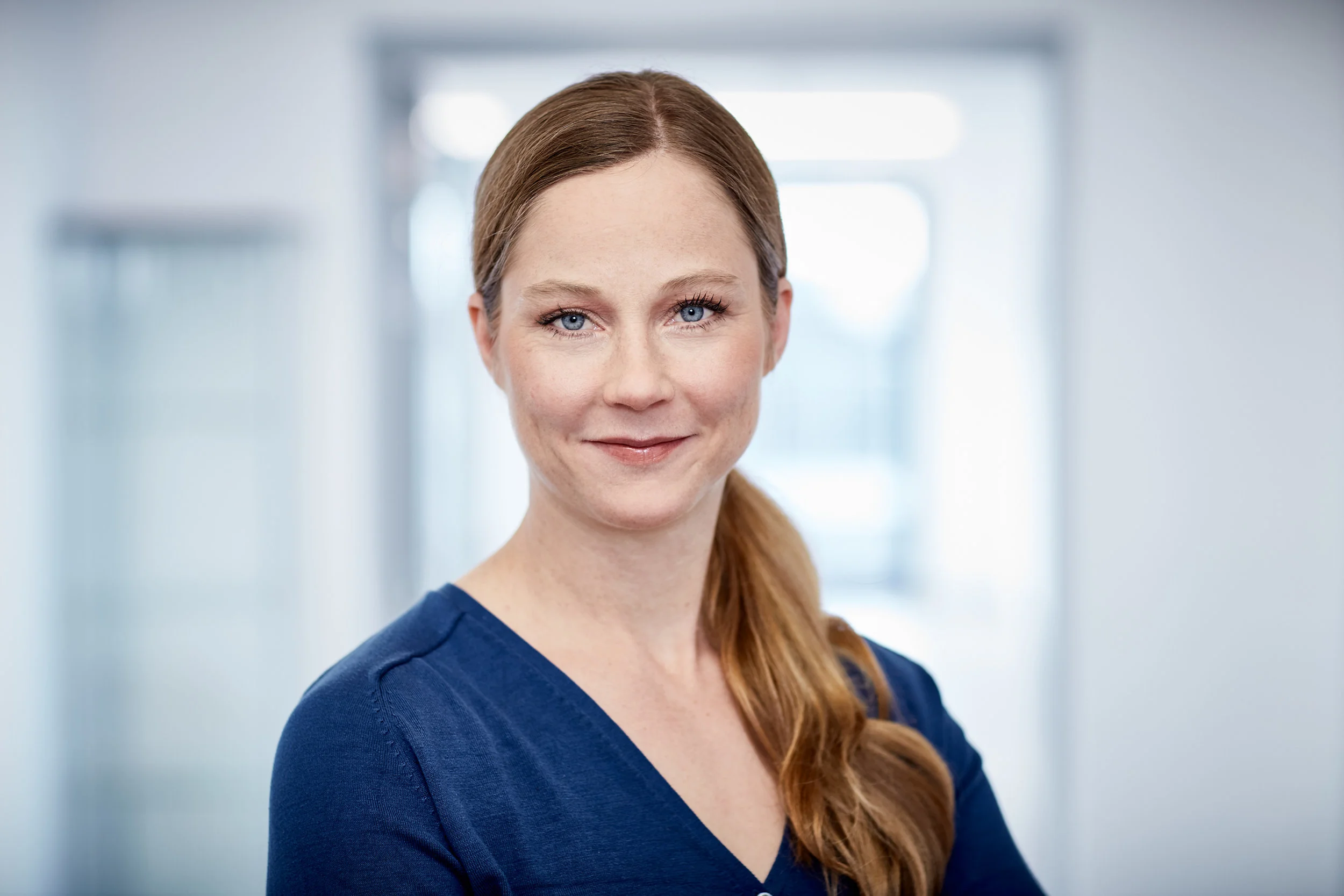Kornelia Aigner - Dipl.-Biologin: Als wissenschaftliche Mitarbeiterin des Medias Klinikums plant und betreut sie Studien zur regionalen Chemotherapie. Ihr Forschungsschwerpunkt ist der Immunstatus und das Tumormikromilieu während der Therapie. Außerdem leitet sie den Bereich “Personalisierte Medizin“.