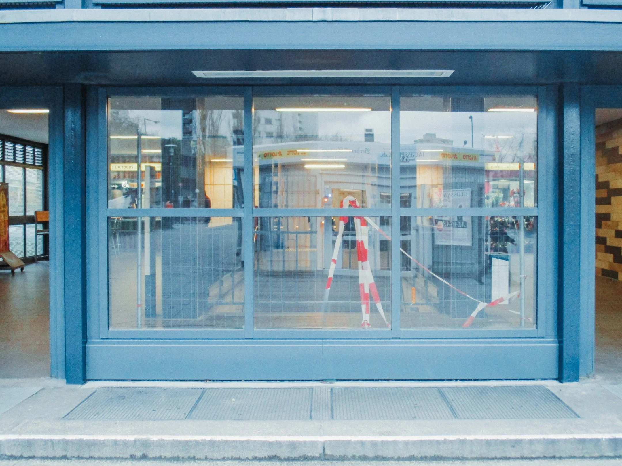 Verglaste Fassadenerneuerung am U-Bahnhof Lipschitzallee | Plaschke Tezett – Projekte