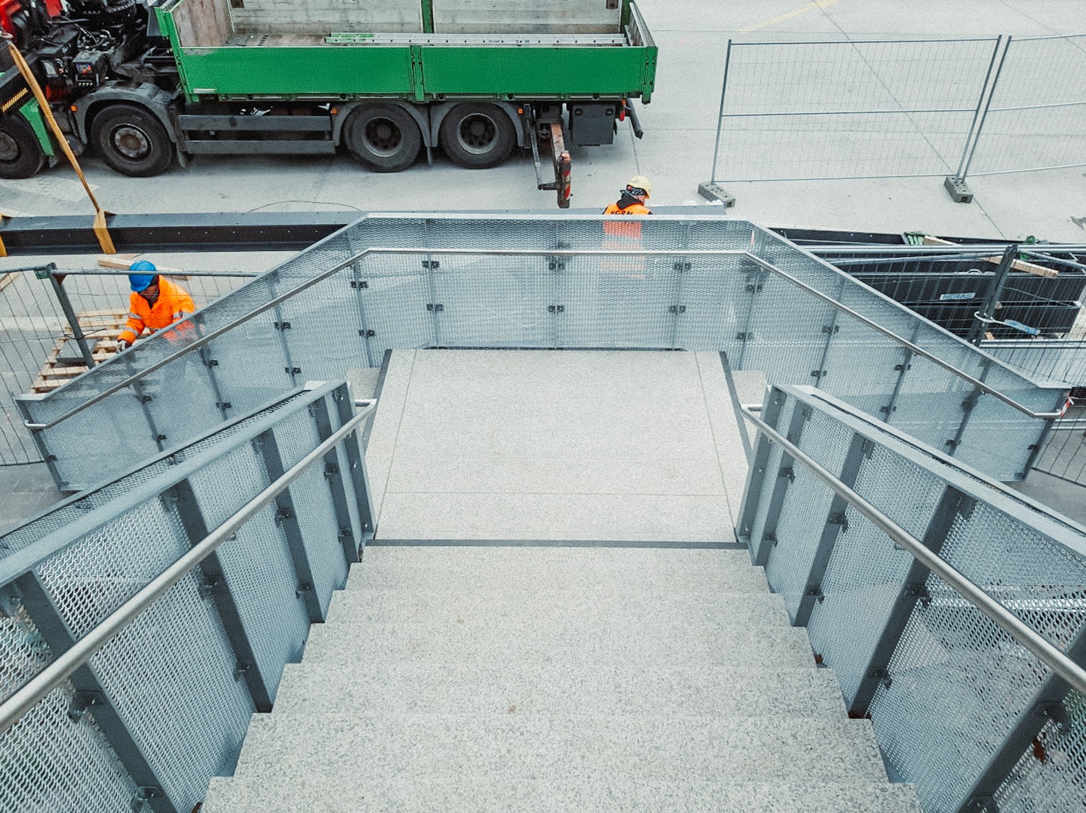 Neubau einer Treppen- und Geländerkonstruktion über eine Böschung | Plaschke Tezett – Projekte