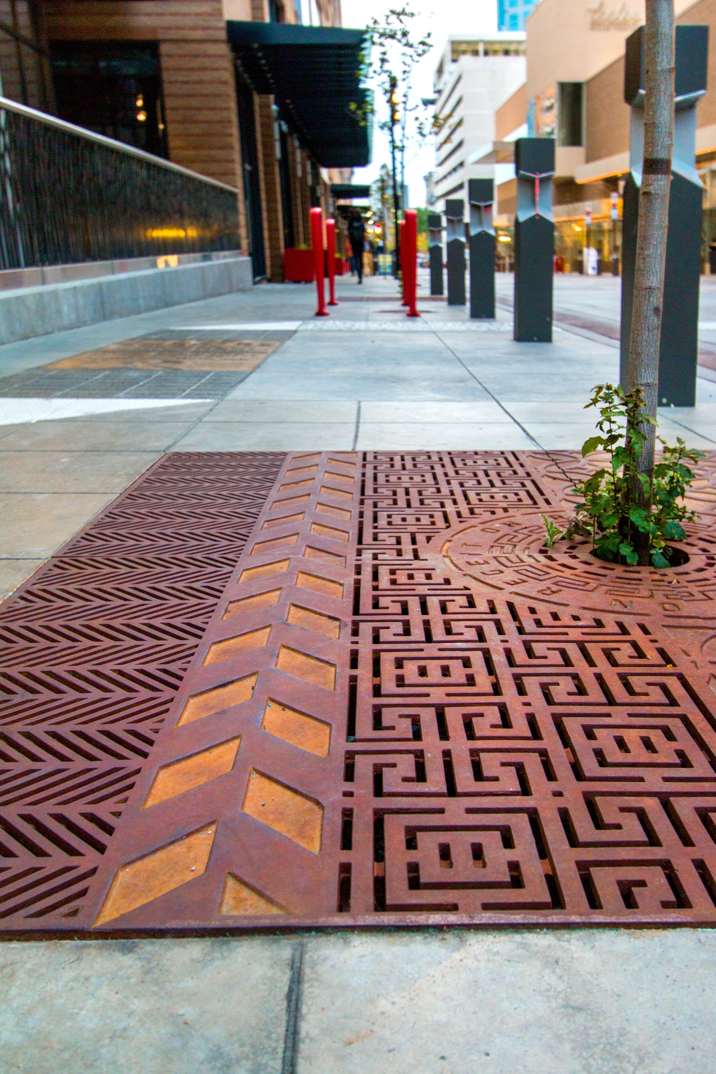  Pedestrian areas seamlessly incorporate unique patterns and materials to encourage a feeling of discovery through the space while providing the opportunity to celebrate the history of this iconic space. 