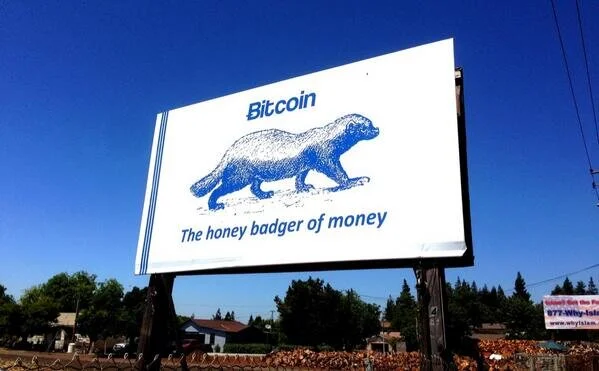 O 1º outdoor de bitcoin que se tem notícia (no Vale do Silício, 2013)
