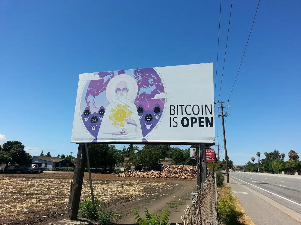 A segunda roupagem do 1º outdoor de Bitcoin (Vale do Silício, 2014).