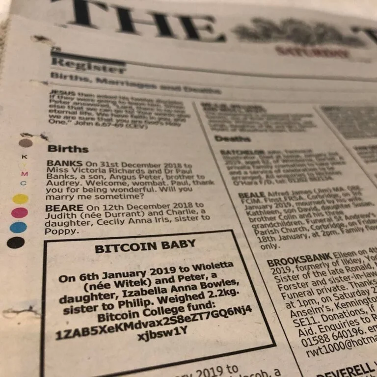 Primeiro bebê anunciado com endereço de bitcoin em jornal, 2019.