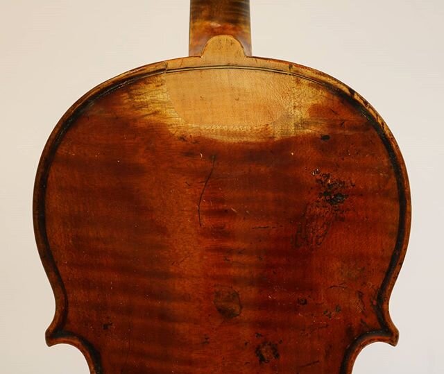 This D. Nicolas violin had previously had its button replaced, and the varnish on it did not match so well, so @heritageviolin is redoing it. And he's using some creative techniques to do it so stay tuned!
.
.
.
.
#violin #stringinstrument #classical
