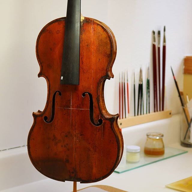 Retouch time
.
.
.
.
#violin #stringinstrument #classical #music #collection #luthier #oneofakind #classicalmusic #art #restoration #France #french #classic #antique #woodworking #handmade #restored #musician #violinist #viola #violist #cello #cellis