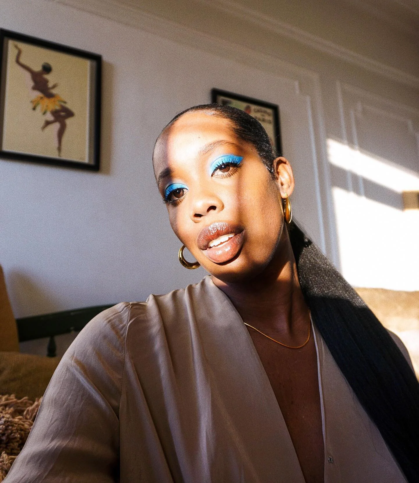 Golden things ✨ One of the most fulfilling things about supporting Black-owned businesses for me is learning about the story behind the brand. @GlasgowPlace was created for extraordinary women by an inspiring woman with an incredible story. 

I&rsquo