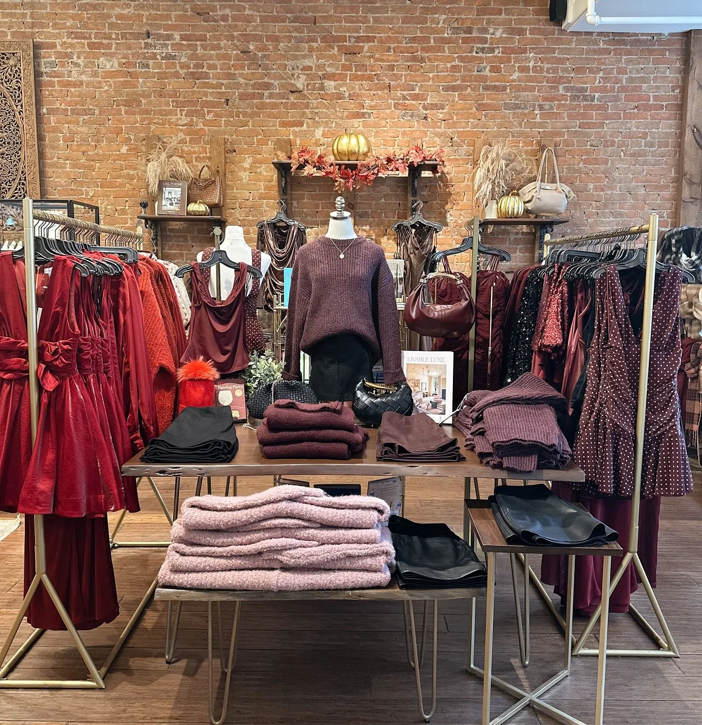 A little peak around our favorite shades of the season 🌹💄🌷 We can&rsquo;t get enough of all things burgundy, red and mauve this Fall! Shop all new arrivals in store and online &hearts;️
.
.
.
#WineRedAesthetic
#BurgundyVibes
#fallcolorpalette #sho