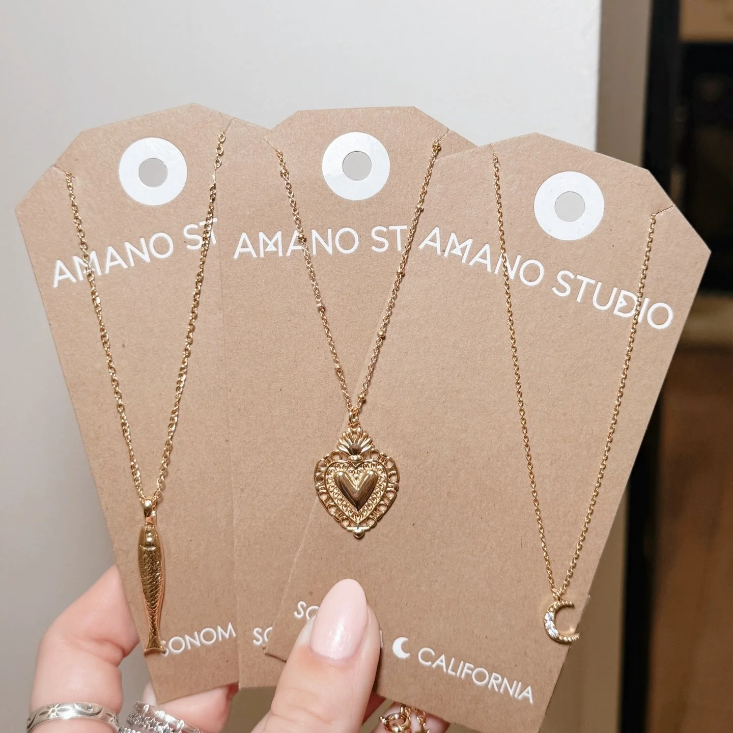 Our favorite Amano Studio necklaces, easy to wear and always in rotation ✨ Shop the collection in store 10-7 today! 💫
.
.
.
#layerednecklaces #goldnecklaces #boutiquefinds #saratoga #saratogasprings