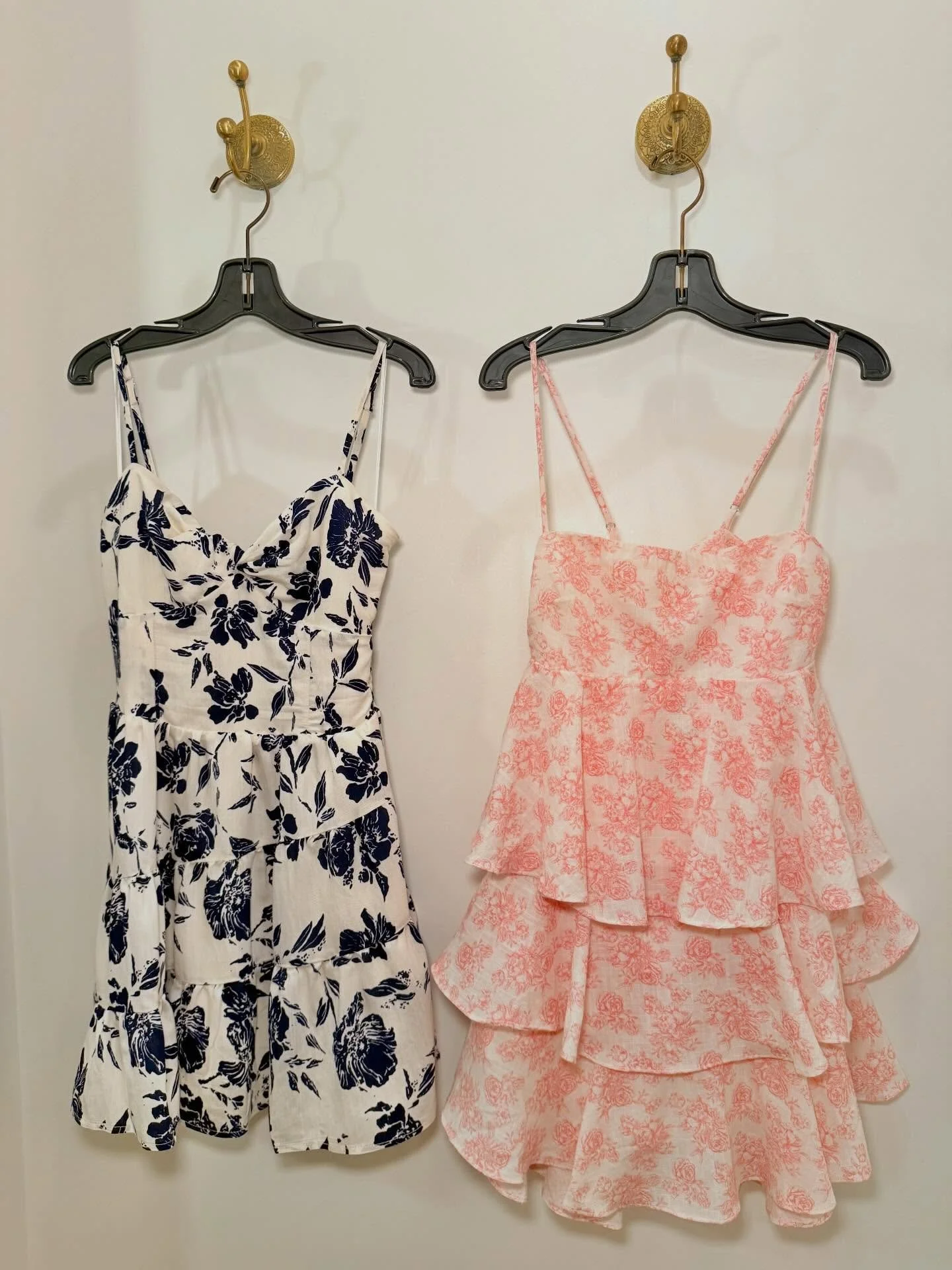 The prettiest minis just dropped in pink &amp; blue florals🫐🌸
Shop in store