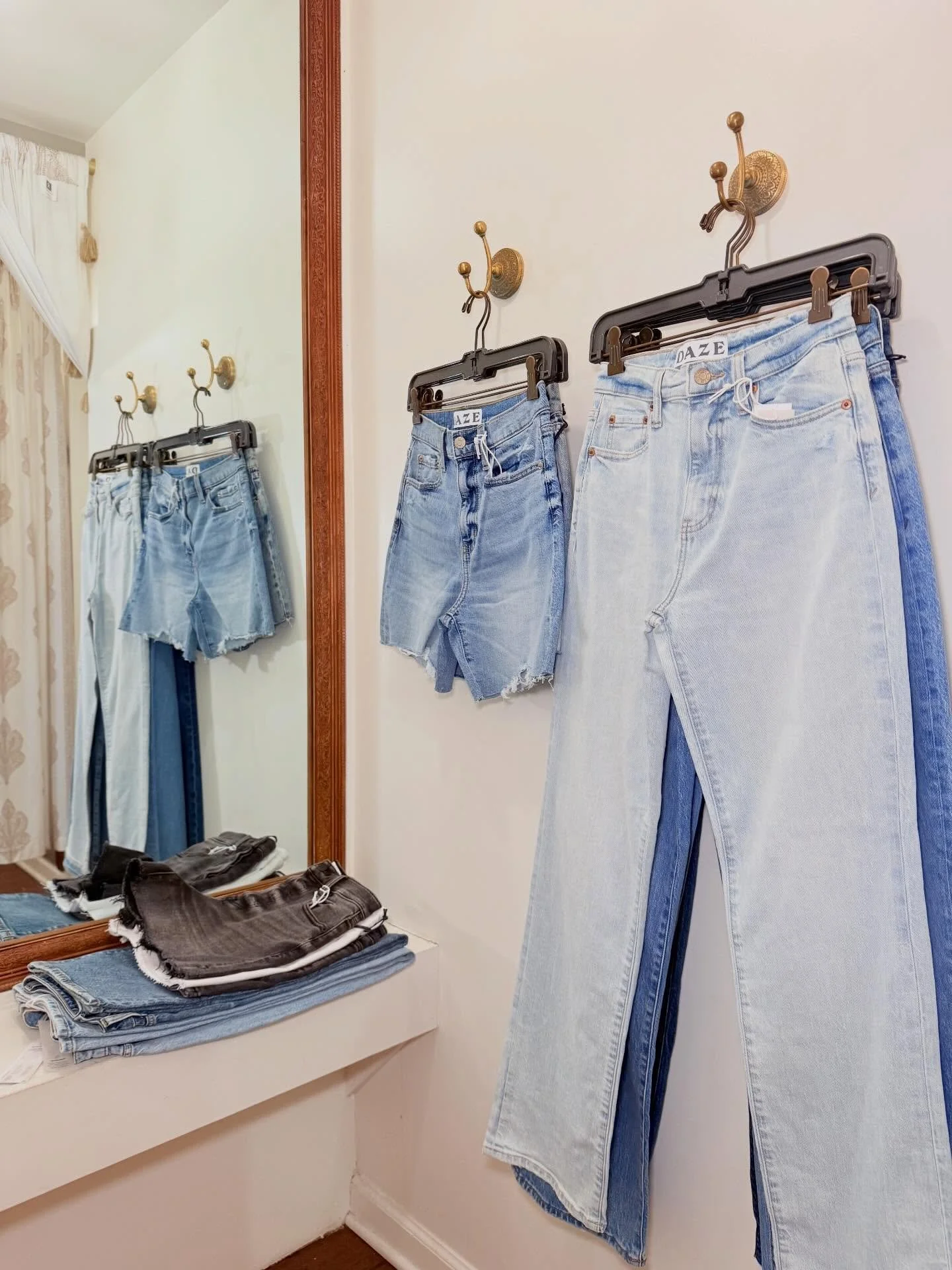 The denim refresh you need is at Lucia👖
Shop in-store🩵
&bull;
&bull;
&bull;
#denim #jeans #springfashıon #saratoga #smallsmall