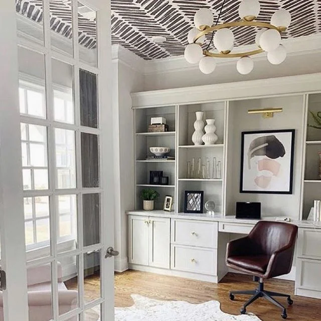 Favourite things Friday: Adding bold or vibrant wallpaper to the ceiling allows you to lift the space without disrupting your chosen colour palette for the room. Today we are obsessed with the charcoal herringbone wallpaper by @clairebellastudio as i