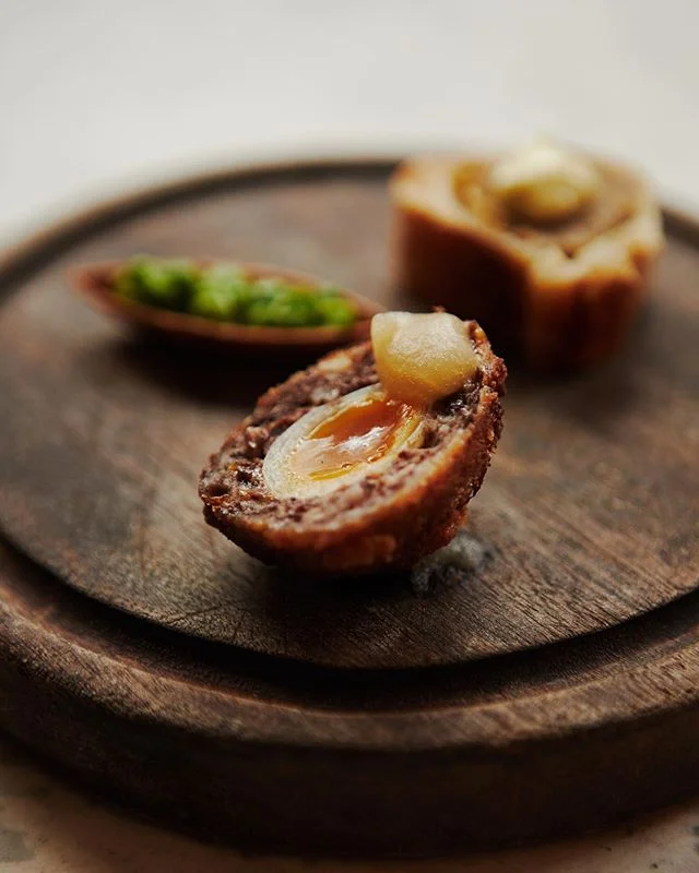 Apple &amp; black pudding Scotch egg, apple gel 🍎
&bull;
Commis @jacksmitth breathed a sigh of relief when the first cut through yielded a runny yolk 👨🏻&zwj;🍳😅
&bull;
&bull;
&bull;
&bull;
#scotchegg #canap&eacute; #snack #starter #dinner #commis