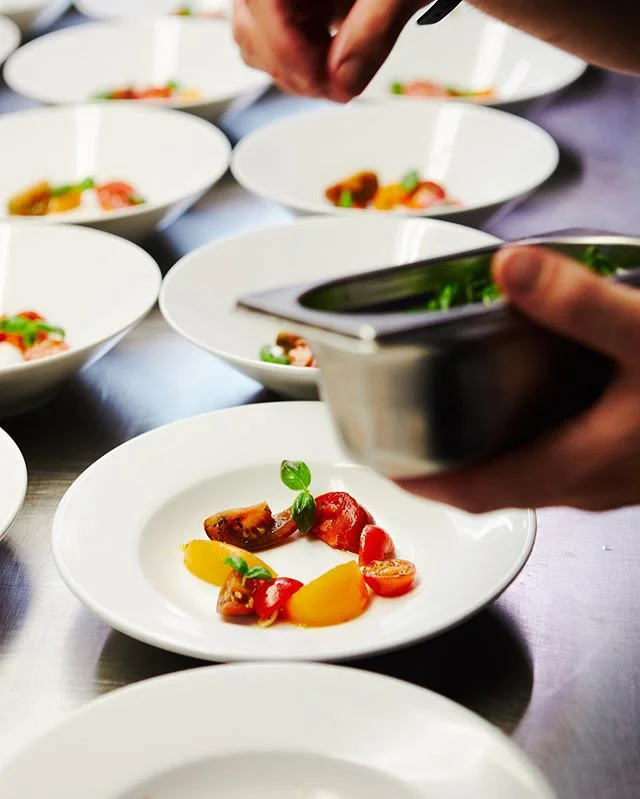 Heritage tomatoes, whipped burrata, foraged nettle pesto 🍅 Summer on a plate ☀️🍽
&bull;
&bull;
&bull;
&bull;
#finedining #hospitality #onthemenu #tastingmenu #tomatoes #burrata #pesto #britishproduce #starter #vegetarian #chef #cheflife #plating #a