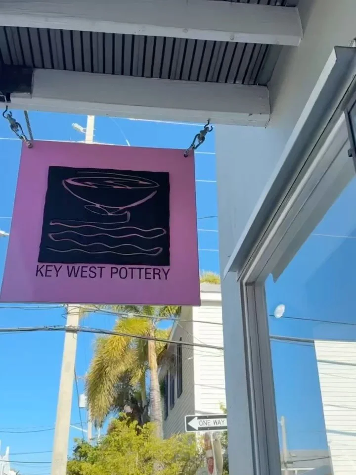Miss Kelly and team just re-upped the Duval Street Gallery with a fresh outfit of new work and pretty arrangement this morning. 

Here is your weekly walk through.
(Kelly&rsquo;s new paintings are baller&hellip;@humble_potter) 

As often mentioned&md
